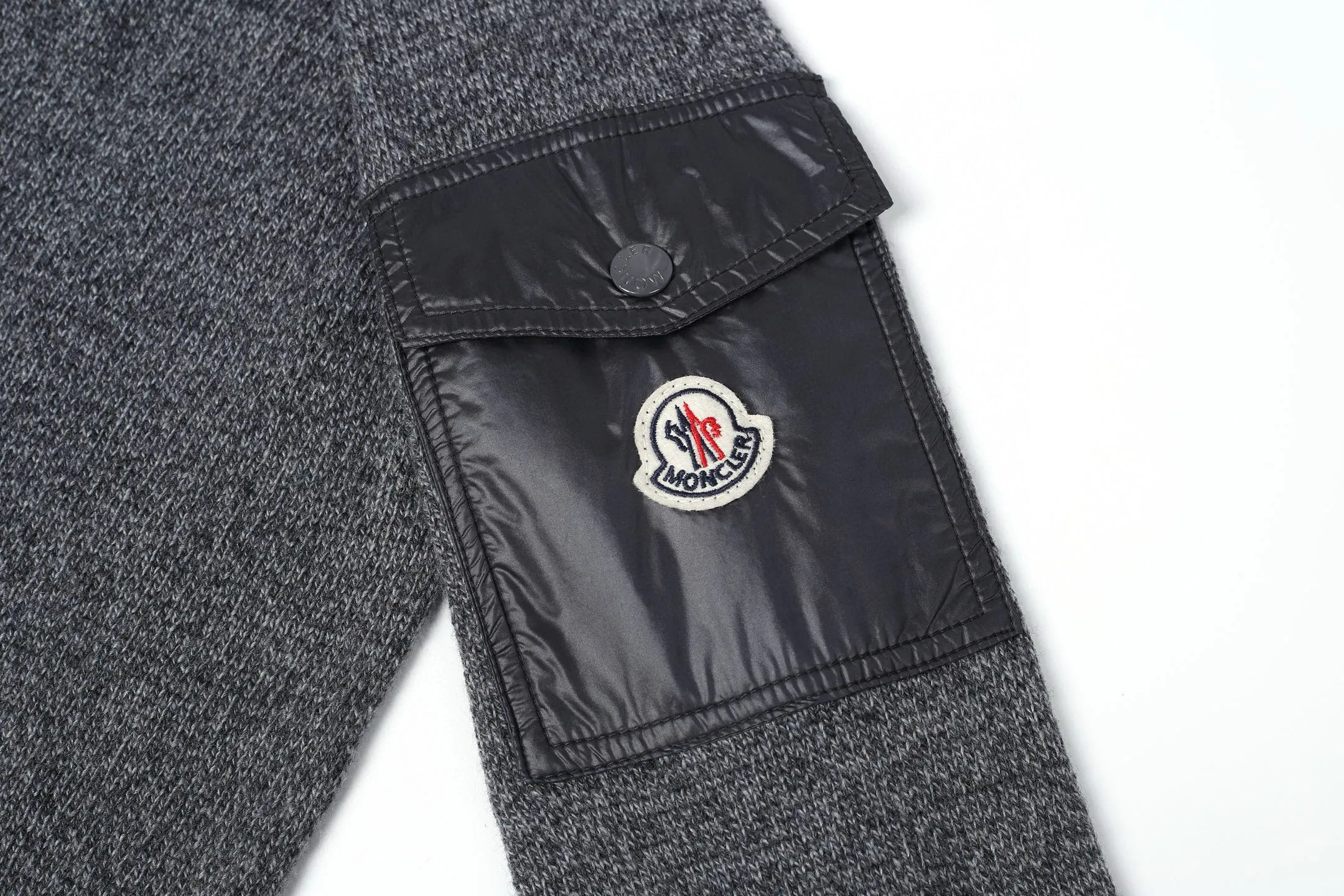 P400 [Exclusive supply] Moncler Hooded Sleeve Pocket Crew Neck Sweater. The original version was purchased for 6,950 and developed. The fabric is made of 30% wool double-ply blended wool. The main body of wool ensures the warmth and comfort of the clothing. The addition of a small amount of nylon and spandex significantly improves the elasticity and wear resistance. The ribbed decorative parts are made of 100% wool, which further enhances the overall texture. Through a high needle count and fine gauge loom, combined with the orderly direction of the internal yarn, the floating yarn is cleverly woven and stored, with almost no unnecessary thread mess. The nylon pockets on the sleeves are embellished with the brand logo, which is low-key and luxurious. Size:S-M-L-XL