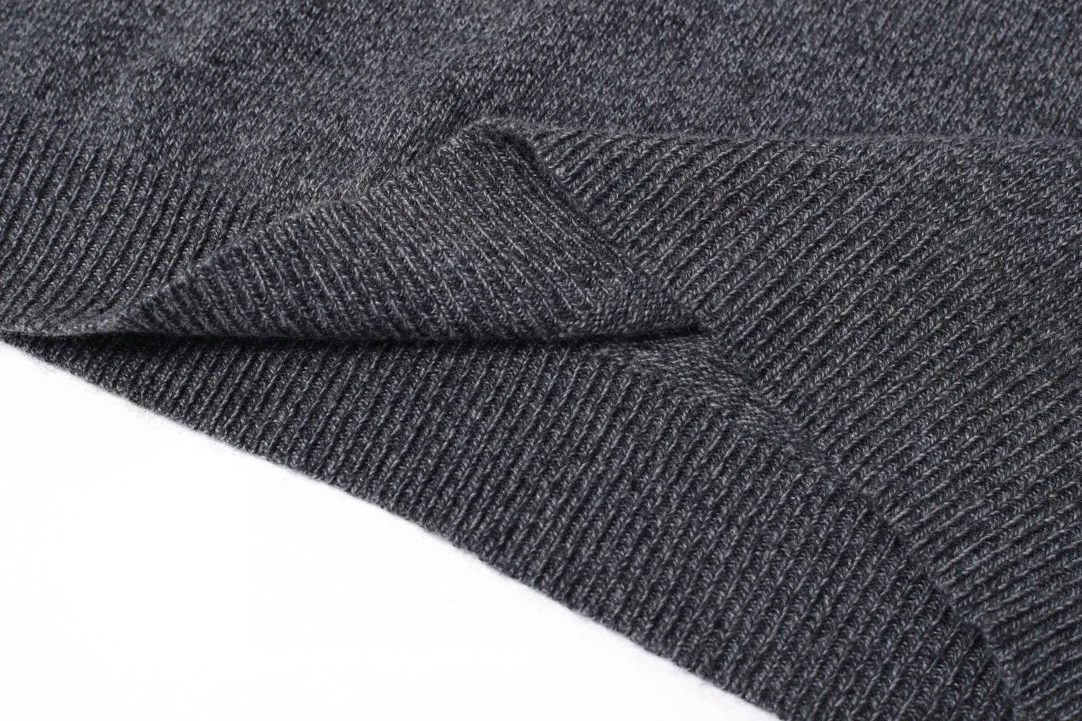 P400 [Exclusive supply] Moncler Hooded Sleeve Pocket Crew Neck Sweater. The original version was purchased for 6,950 and developed. The fabric is made of 30% wool double-ply blended wool. The main body of wool ensures the warmth and comfort of the clothing. The addition of a small amount of nylon and spandex significantly improves the elasticity and wear resistance. The ribbed decorative parts are made of 100% wool, which further enhances the overall texture. Through a high needle count and fine gauge loom, combined with the orderly direction of the internal yarn, the floating yarn is cleverly woven and stored, with almost no unnecessary thread mess. The nylon pockets on the sleeves are embellished with the brand logo, which is low-key and luxurious. Size:S-M-L-XL