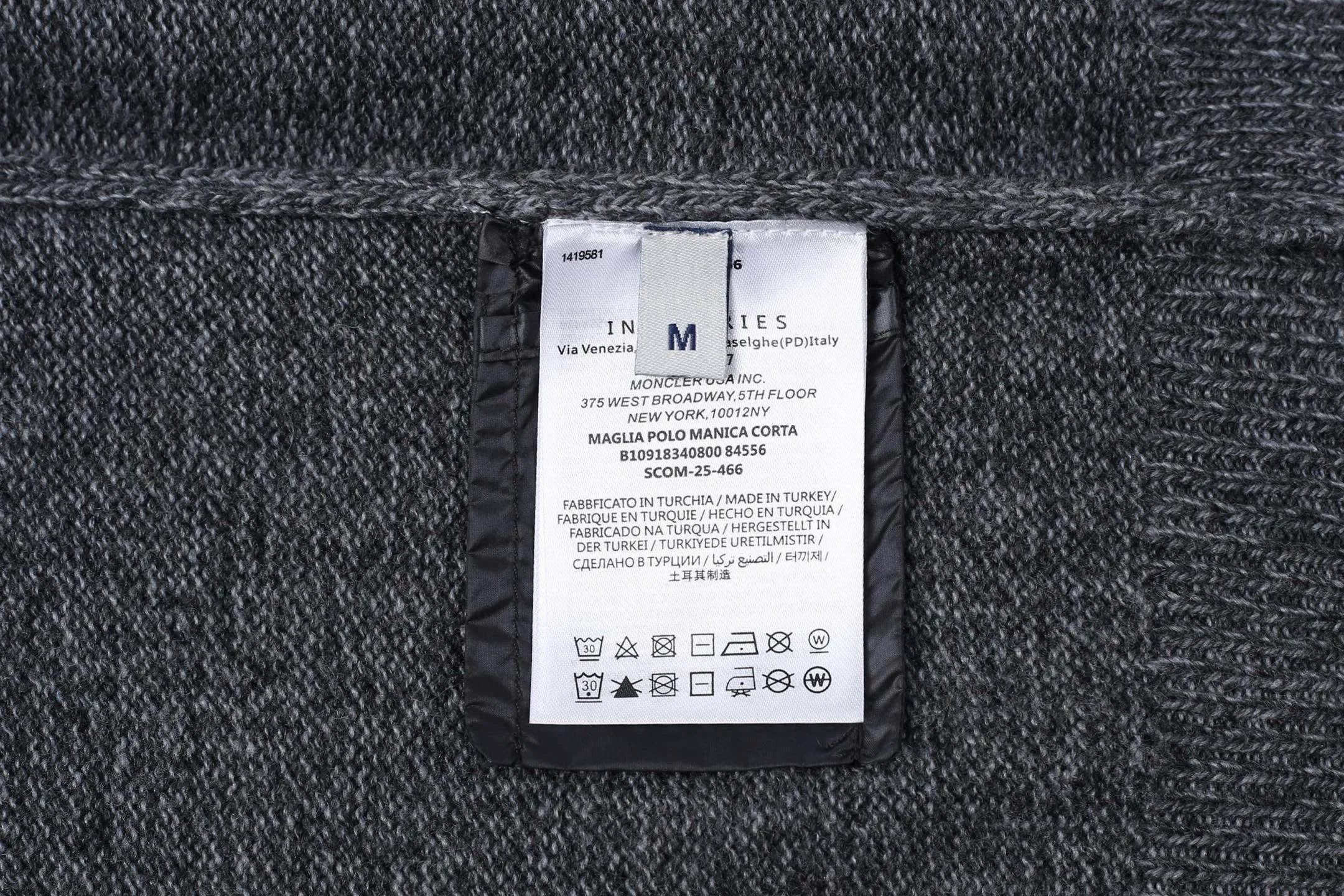 P400 [Exclusive supply] Moncler Hooded Sleeve Pocket Crew Neck Sweater. The original version was purchased for 6,950 and developed. The fabric is made of 30% wool double-ply blended wool. The main body of wool ensures the warmth and comfort of the clothing. The addition of a small amount of nylon and spandex significantly improves the elasticity and wear resistance. The ribbed decorative parts are made of 100% wool, which further enhances the overall texture. Through a high needle count and fine gauge loom, combined with the orderly direction of the internal yarn, the floating yarn is cleverly woven and stored, with almost no unnecessary thread mess. The nylon pockets on the sleeves are embellished with the brand logo, which is low-key and luxurious. Size:S-M-L-XL