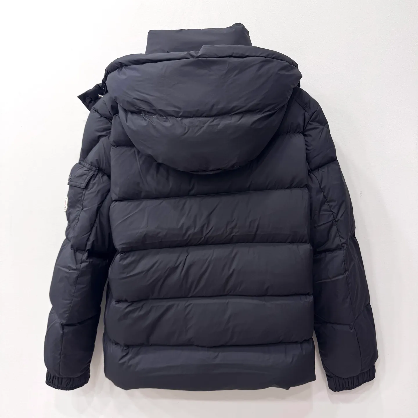 P860 Moncler Maya matte hooded short down jacket] This Moncler Maya 70 men's short down jacket is an essential warm item that highlights Moncler's style characteristics. The Moncler Maya 70 down jacket is made from longue saison fabric, which is both warm and lightweight. Short design with hood that can be easily removed depending on the weather. Signature patch pockets at sleeves. Details •Made in longue saison fabric •Nylon léger lining •Down filled •Removable and adjustable hood •Zip and snap fastening •Zip pockets •Patch pockets on sleeves •Adjustable cuffs •Drawstring hem •Size: 12345