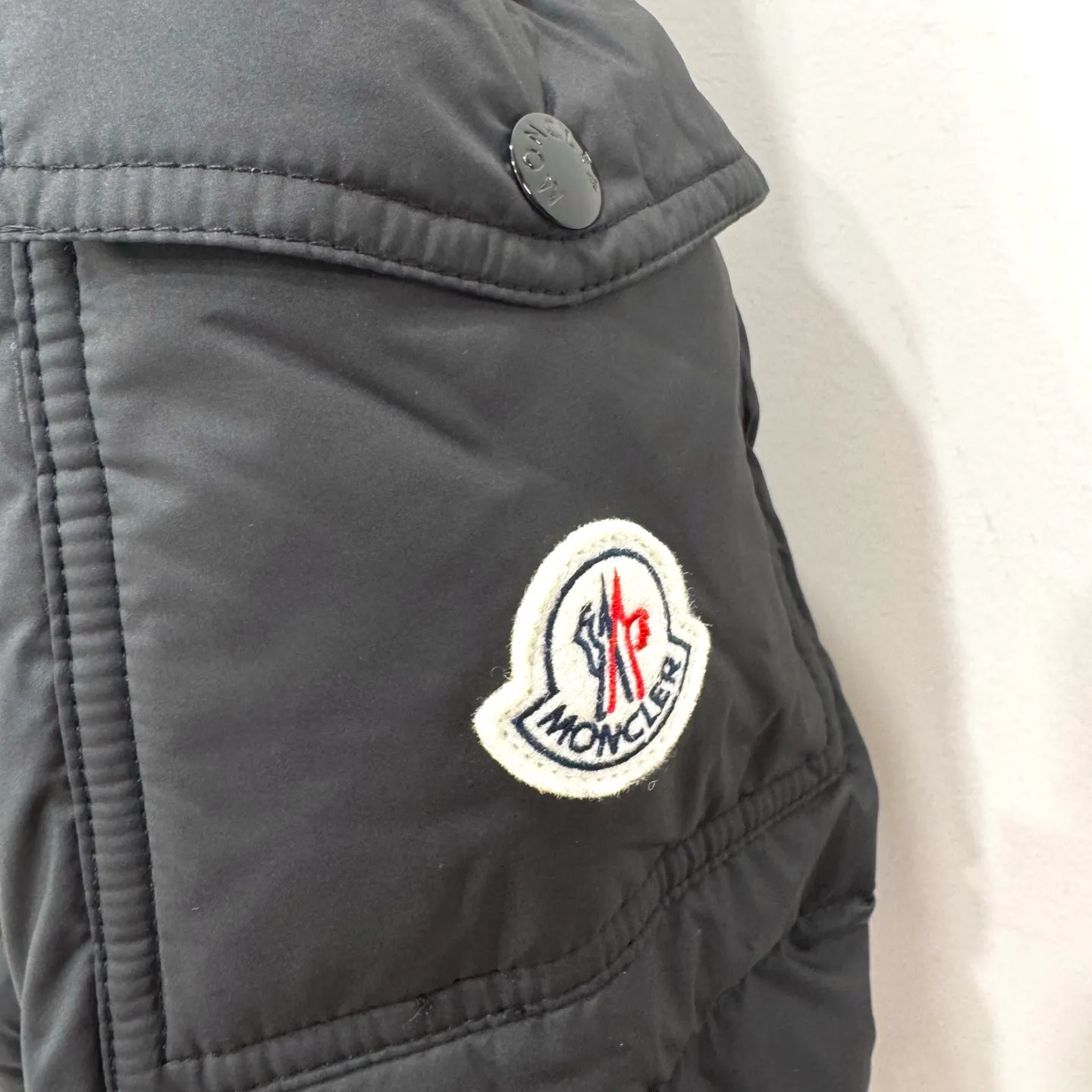 P860 Moncler Maya matte hooded short down jacket] This Moncler Maya 70 men's short down jacket is an essential warm item that highlights Moncler's style characteristics. The Moncler Maya 70 down jacket is made from longue saison fabric, which is both warm and lightweight. Short design with hood that can be easily removed depending on the weather. Signature patch pockets at sleeves. Details •Made in longue saison fabric •Nylon léger lining •Down filled •Removable and adjustable hood •Zip and snap fastening •Zip pockets •Patch pockets on sleeves •Adjustable cuffs •Drawstring hem •Size: 12345