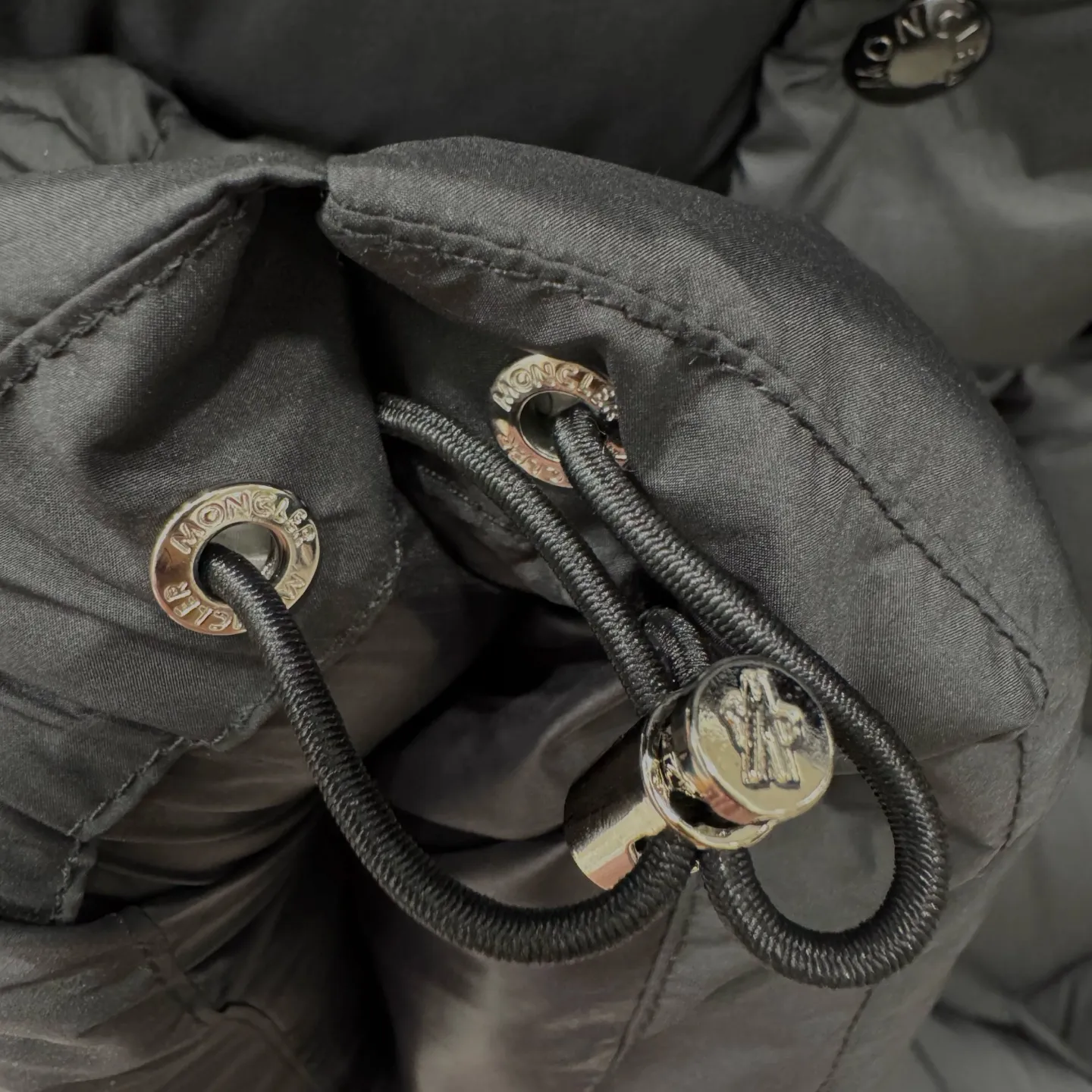 P860 Moncler Maya matte hooded short down jacket] This Moncler Maya 70 men's short down jacket is an essential warm item that highlights Moncler's style characteristics. The Moncler Maya 70 down jacket is made from longue saison fabric, which is both warm and lightweight. Short design with hood that can be easily removed depending on the weather. Signature patch pockets at sleeves. Details •Made in longue saison fabric •Nylon léger lining •Down filled •Removable and adjustable hood •Zip and snap fastening •Zip pockets •Patch pockets on sleeves •Adjustable cuffs •Drawstring hem •Size: 12345