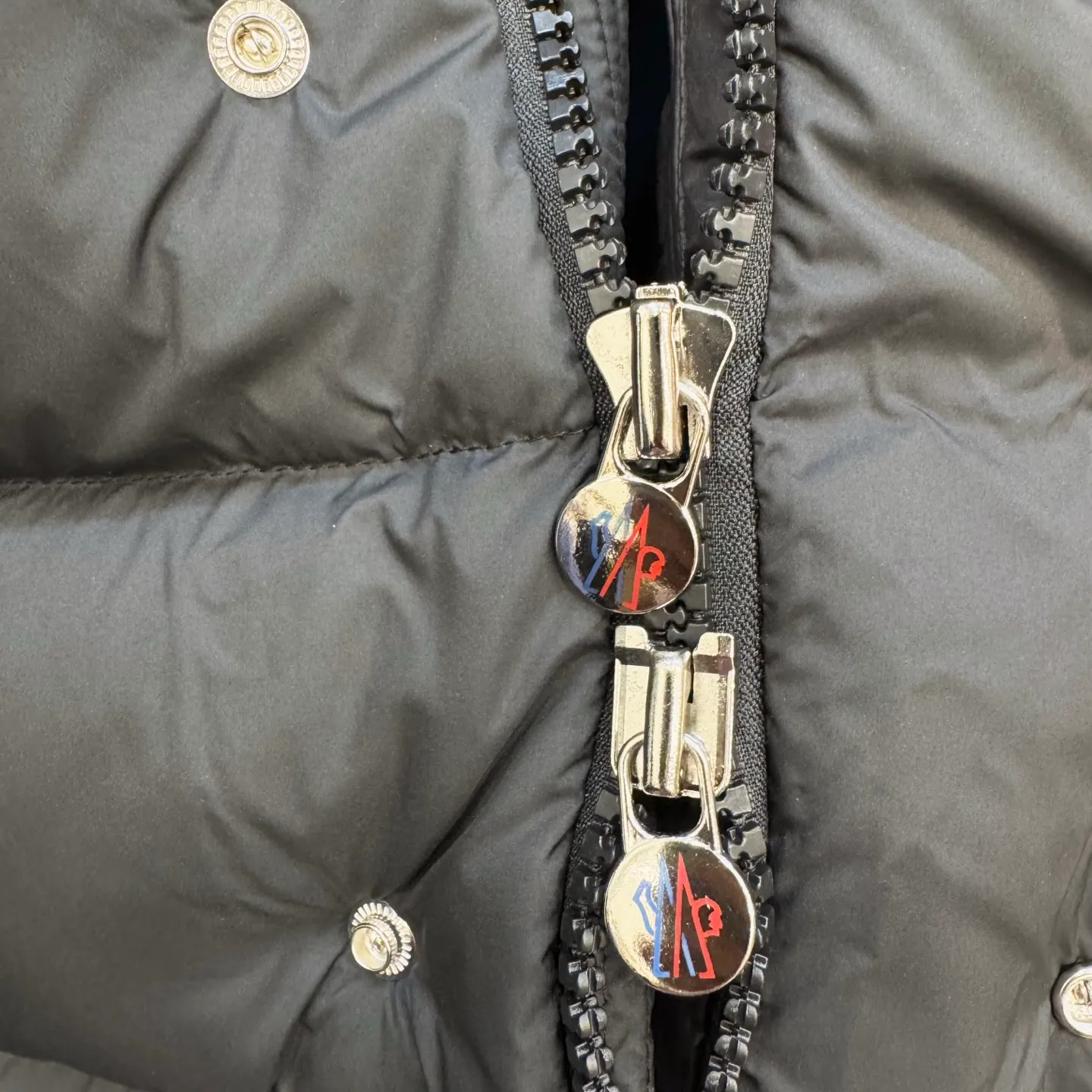 P860 Moncler Maya matte hooded short down jacket] This Moncler Maya 70 men's short down jacket is an essential warm item that highlights Moncler's style characteristics. The Moncler Maya 70 down jacket is made from longue saison fabric, which is both warm and lightweight. Short design with hood that can be easily removed depending on the weather. Signature patch pockets at sleeves. Details •Made in longue saison fabric •Nylon léger lining •Down filled •Removable and adjustable hood •Zip and snap fastening •Zip pockets •Patch pockets on sleeves •Adjustable cuffs •Drawstring hem •Size: 12345