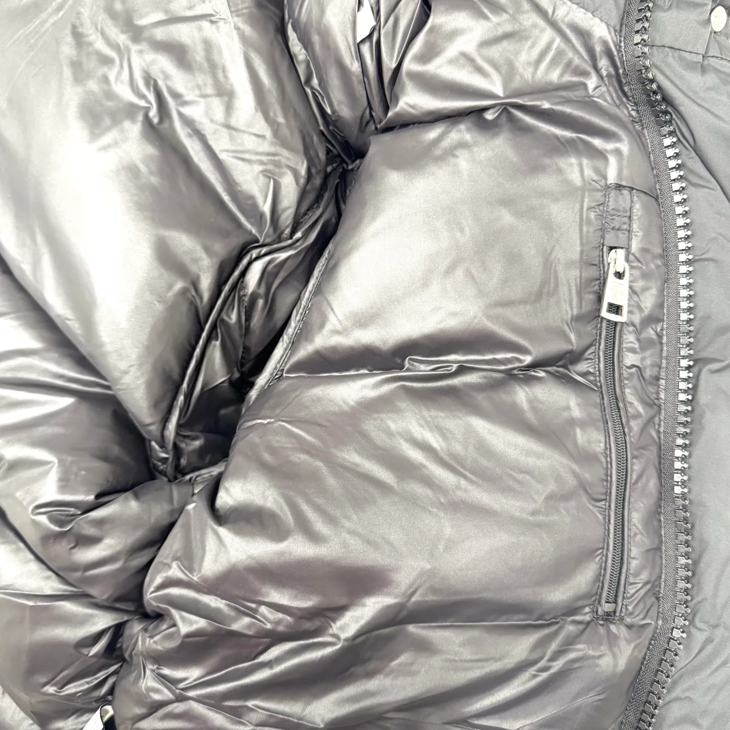 P860 Moncler Maya matte hooded short down jacket] This Moncler Maya 70 men's short down jacket is an essential warm item that highlights Moncler's style characteristics. The Moncler Maya 70 down jacket is made from longue saison fabric, which is both warm and lightweight. Short design with hood that can be easily removed depending on the weather. Signature patch pockets at sleeves. Details •Made in longue saison fabric •Nylon léger lining •Down filled •Removable and adjustable hood •Zip and snap fastening •Zip pockets •Patch pockets on sleeves •Adjustable cuffs •Drawstring hem •Size: 12345