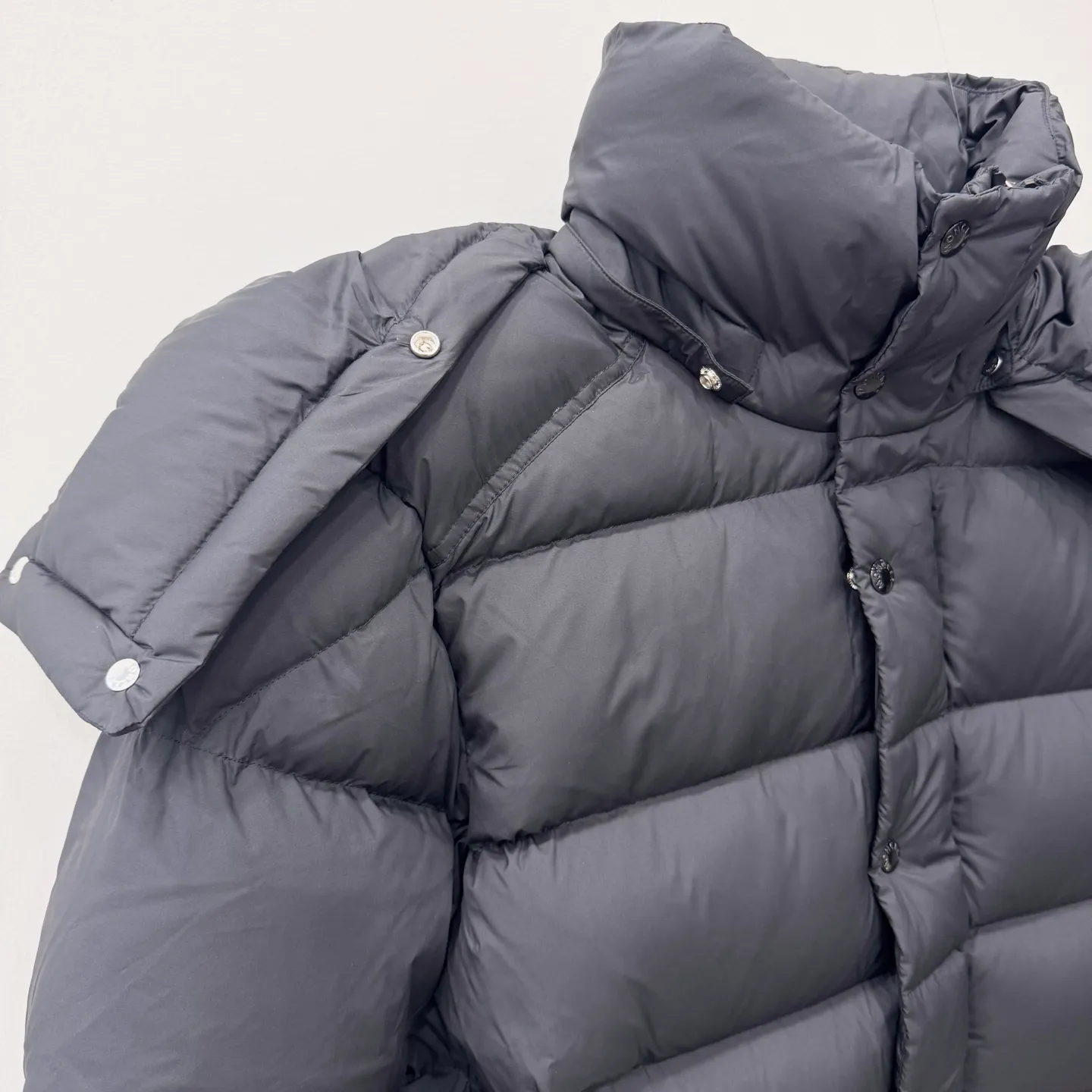 P860 Moncler Maya matte hooded short down jacket] This Moncler Maya 70 men's short down jacket is an essential warm item that highlights Moncler's style characteristics. The Moncler Maya 70 down jacket is made from longue saison fabric, which is both warm and lightweight. Short design with hood that can be easily removed depending on the weather. Signature patch pockets at sleeves. Details •Made in longue saison fabric •Nylon léger lining •Down filled •Removable and adjustable hood •Zip and snap fastening •Zip pockets •Patch pockets on sleeves •Adjustable cuffs •Drawstring hem •Size: 12345