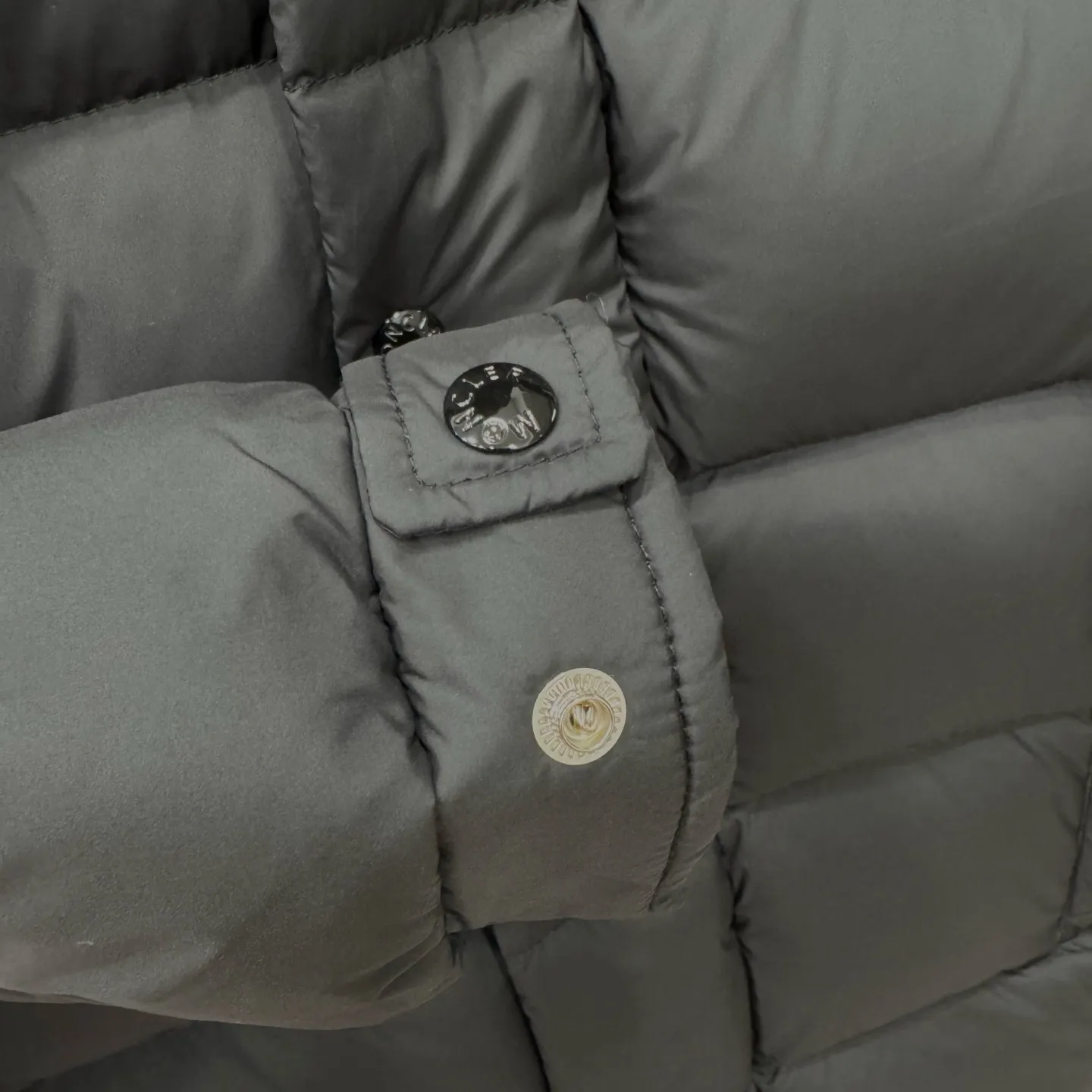 P860 Moncler Maya matte hooded short down jacket] This Moncler Maya 70 men's short down jacket is an essential warm item that highlights Moncler's style characteristics. The Moncler Maya 70 down jacket is made from longue saison fabric, which is both warm and lightweight. Short design with hood that can be easily removed depending on the weather. Signature patch pockets at sleeves. Details •Made in longue saison fabric •Nylon léger lining •Down filled •Removable and adjustable hood •Zip and snap fastening •Zip pockets •Patch pockets on sleeves •Adjustable cuffs •Drawstring hem •Size: 12345