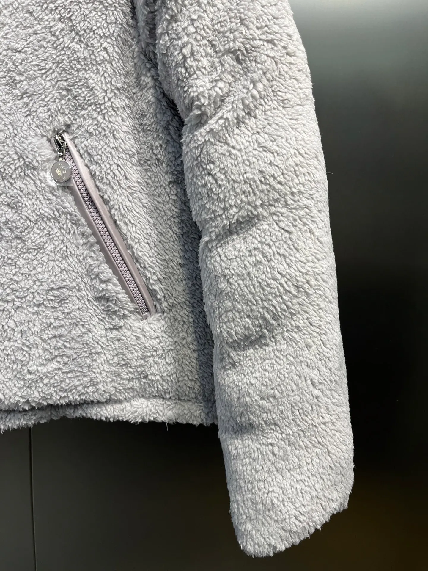 P840 🌟Moncler This model: Polignac en teddy splicing design, filled with goose down ~ Super soft texture, delicate material for skin care ~ 2025 new style gray, off-white size: 0123