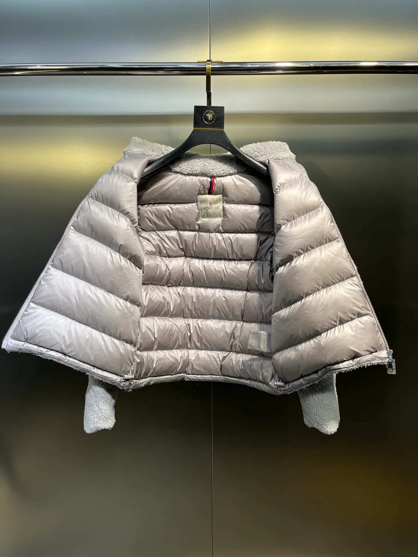 P840 🌟Moncler This model: Polignac en teddy splicing design, filled with goose down ~ Super soft texture, delicate material for skin care ~ 2025 new style gray, off-white size: 0123