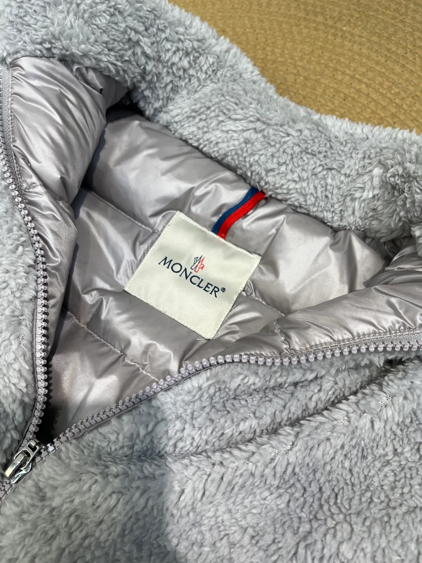 P840 🌟Moncler This model: Polignac en teddy splicing design, filled with goose down ~ Super soft texture, delicate material for skin care ~ 2025 new style gray, off-white size: 0123