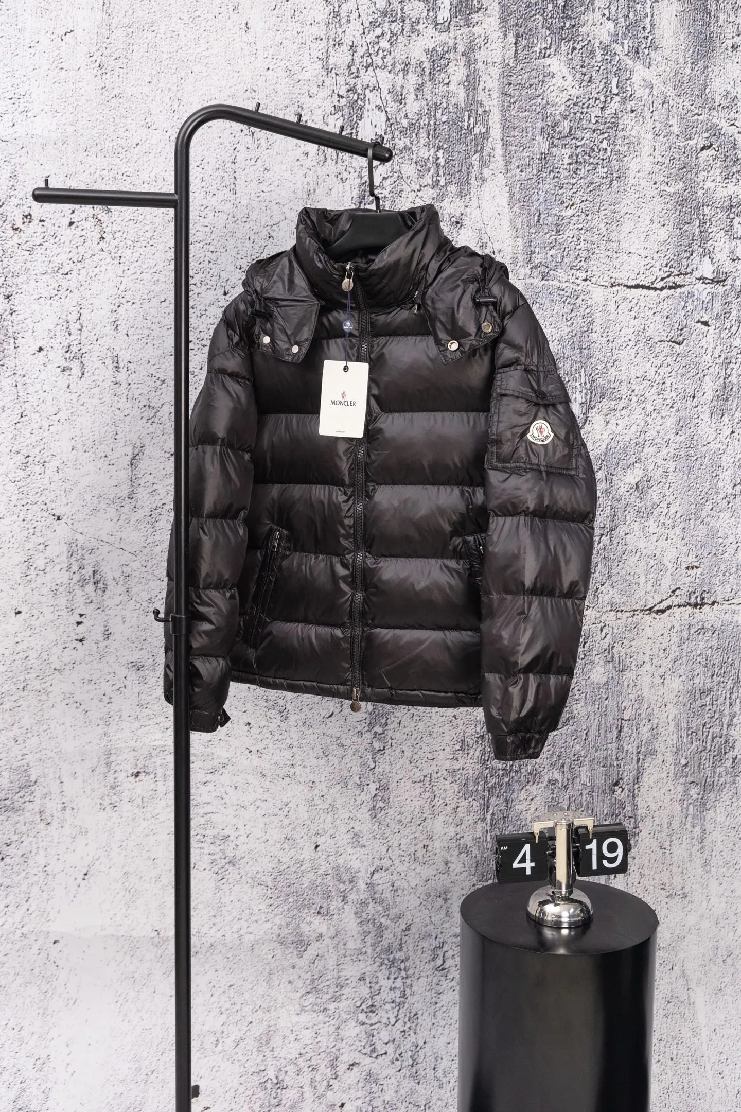 P560 Moncler/Moncler FW Maya Maya 70th Anniversary Limited Glossy Down Jacket Moncler Maya classic glossy down jacket, the pockets on the cuffs are perfectly combined with the 70-week wool felt label, the hood is removable. The fabric is customized to be consistent with the original. The lacquered shiny fabric is the same as the original. It is filled with 90 white duck down, and the down filling is up to 400g. It has excellent thermal insulation effect and is a must-have in cold areas. Customized original accessories, complete with three logos, molded custom logo buttons. Influenced by the iconic coats of the 1980s, the Maya jacket re-examines the shapes in the Moncer archives with modern style and cutting-edge elements. This is the brand's professional achievement in ski equipment. Whether in terms of sport or style, this high-performance and positive-spirited jacket has all the elements a competitive athlete needs to claim the title. Color: black SIZE: M—XXL