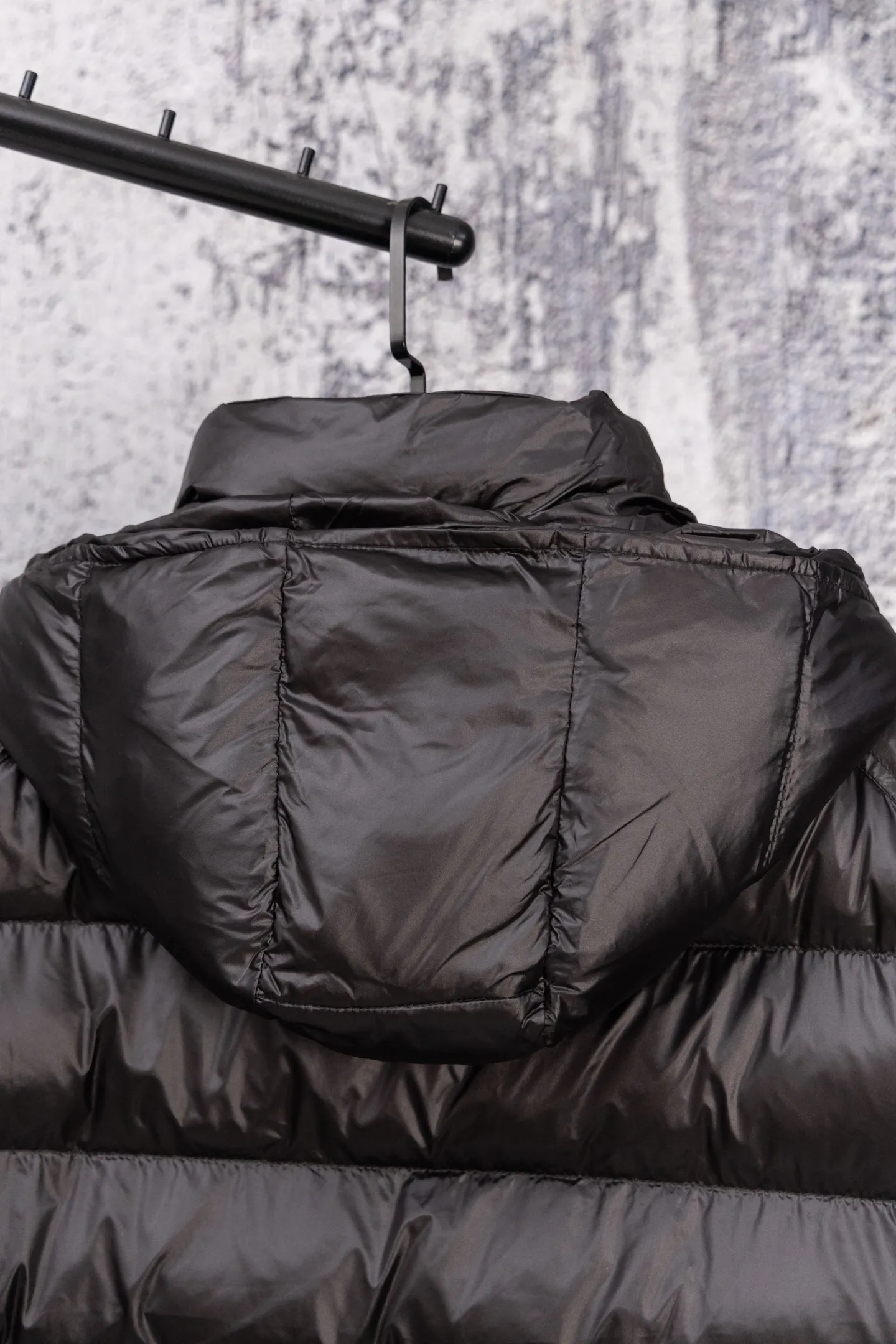 P560 Moncler/Moncler FW Maya Maya 70th Anniversary Limited Glossy Down Jacket Moncler Maya classic glossy down jacket, the pockets on the cuffs are perfectly combined with the 70-week wool felt label, the hood is removable. The fabric is customized to be consistent with the original. The lacquered shiny fabric is the same as the original. It is filled with 90 white duck down, and the down filling is up to 400g. It has excellent thermal insulation effect and is a must-have in cold areas. Customized original accessories, complete with three logos, molded custom logo buttons. Influenced by the iconic coats of the 1980s, the Maya jacket re-examines the shapes in the Moncer archives with modern style and cutting-edge elements. This is the brand's professional achievement in ski equipment. Whether in terms of sport or style, this high-performance and positive-spirited jacket has all the elements a competitive athlete needs to claim the title. Color: black SIZE: M—XXL