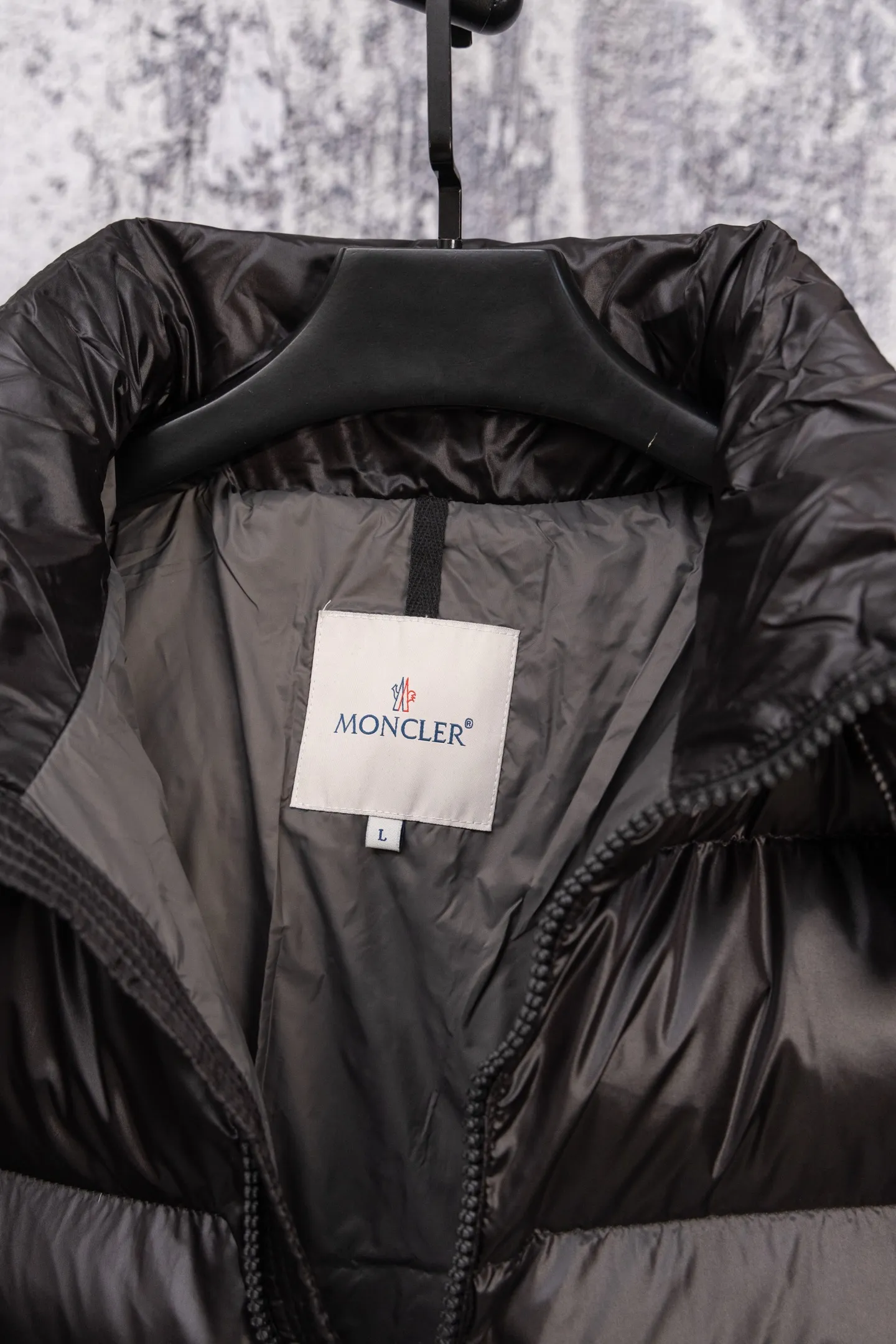 P560 Moncler/Moncler FW Maya Maya 70th Anniversary Limited Glossy Down Jacket Moncler Maya classic glossy down jacket, the pockets on the cuffs are perfectly combined with the 70-week wool felt label, the hood is removable. The fabric is customized to be consistent with the original. The lacquered shiny fabric is the same as the original. It is filled with 90 white duck down, and the down filling is up to 400g. It has excellent thermal insulation effect and is a must-have in cold areas. Customized original accessories, complete with three logos, molded custom logo buttons. Influenced by the iconic coats of the 1980s, the Maya jacket re-examines the shapes in the Moncer archives with modern style and cutting-edge elements. This is the brand's professional achievement in ski equipment. Whether in terms of sport or style, this high-performance and positive-spirited jacket has all the elements a competitive athlete needs to claim the title. Color: black SIZE: M—XXL