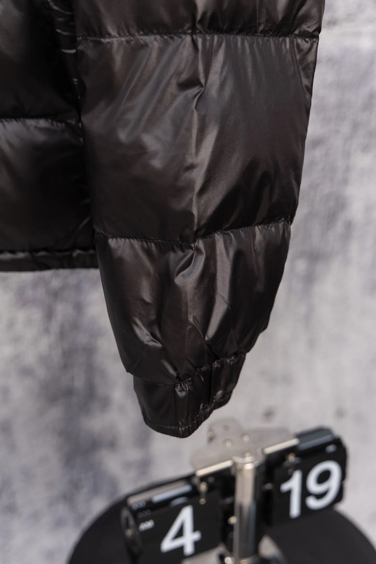 P560 Moncler/Moncler FW Maya Maya 70th Anniversary Limited Glossy Down Jacket Moncler Maya classic glossy down jacket, the pockets on the cuffs are perfectly combined with the 70-week wool felt label, the hood is removable. The fabric is customized to be consistent with the original. The lacquered shiny fabric is the same as the original. It is filled with 90 white duck down, and the down filling is up to 400g. It has excellent thermal insulation effect and is a must-have in cold areas. Customized original accessories, complete with three logos, molded custom logo buttons. Influenced by the iconic coats of the 1980s, the Maya jacket re-examines the shapes in the Moncer archives with modern style and cutting-edge elements. This is the brand's professional achievement in ski equipment. Whether in terms of sport or style, this high-performance and positive-spirited jacket has all the elements a competitive athlete needs to claim the title. Color: black SIZE: M—XXL