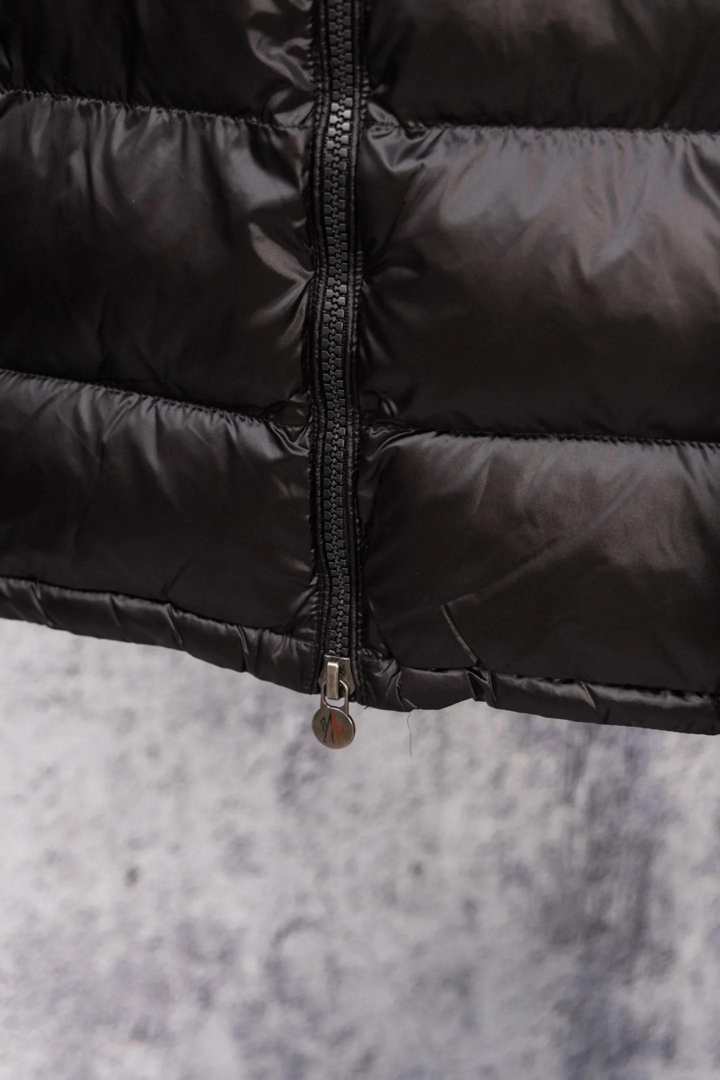 P560 Moncler/Moncler FW Maya Maya 70th Anniversary Limited Glossy Down Jacket Moncler Maya classic glossy down jacket, the pockets on the cuffs are perfectly combined with the 70-week wool felt label, the hood is removable. The fabric is customized to be consistent with the original. The lacquered shiny fabric is the same as the original. It is filled with 90 white duck down, and the down filling is up to 400g. It has excellent thermal insulation effect and is a must-have in cold areas. Customized original accessories, complete with three logos, molded custom logo buttons. Influenced by the iconic coats of the 1980s, the Maya jacket re-examines the shapes in the Moncer archives with modern style and cutting-edge elements. This is the brand's professional achievement in ski equipment. Whether in terms of sport or style, this high-performance and positive-spirited jacket has all the elements a competitive athlete needs to claim the title. Color: black SIZE: M—XXL