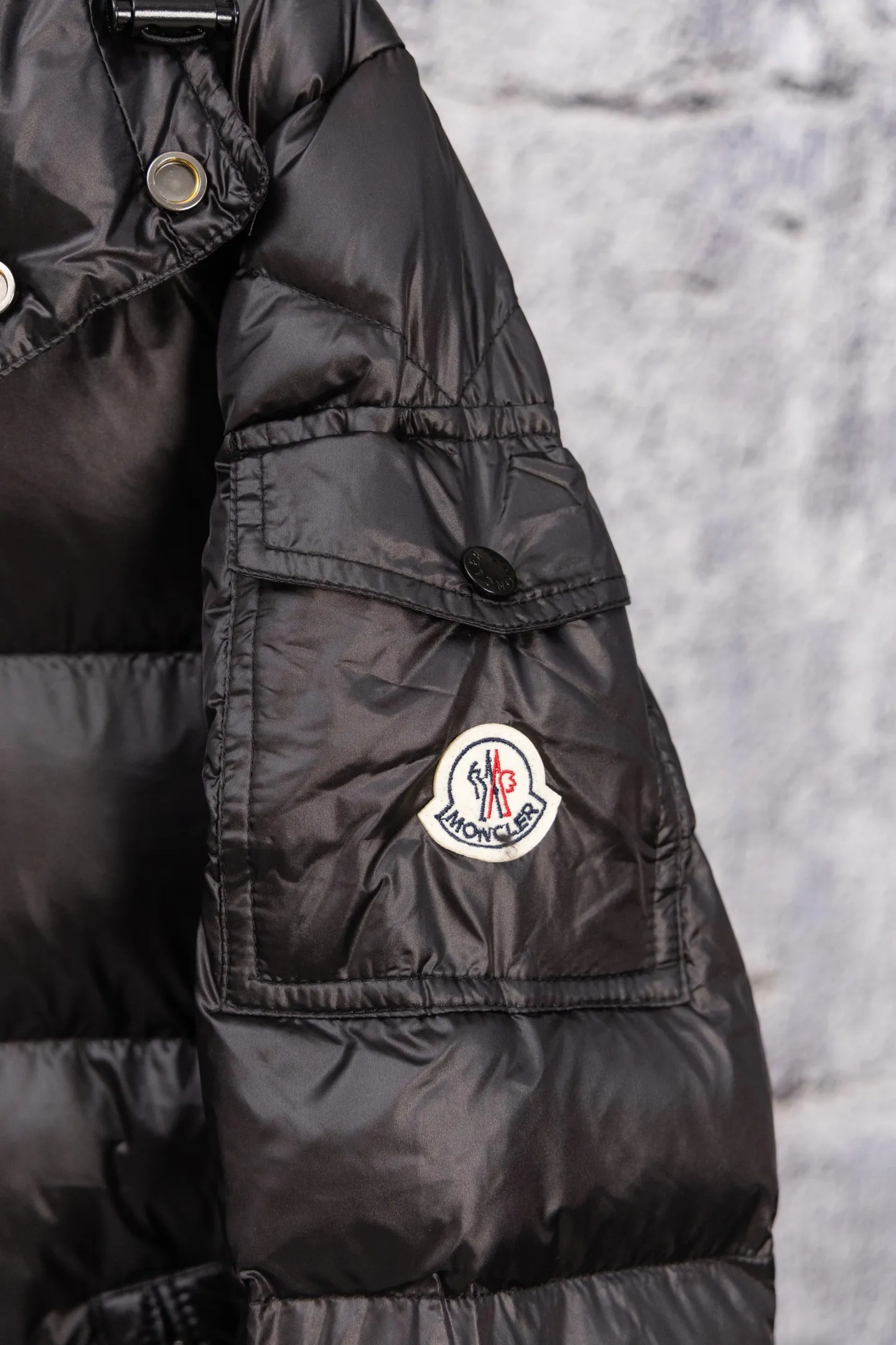 P560 Moncler/Moncler FW Maya Maya 70th Anniversary Limited Glossy Down Jacket Moncler Maya classic glossy down jacket, the pockets on the cuffs are perfectly combined with the 70-week wool felt label, the hood is removable. The fabric is customized to be consistent with the original. The lacquered shiny fabric is the same as the original. It is filled with 90 white duck down, and the down filling is up to 400g. It has excellent thermal insulation effect and is a must-have in cold areas. Customized original accessories, complete with three logos, molded custom logo buttons. Influenced by the iconic coats of the 1980s, the Maya jacket re-examines the shapes in the Moncer archives with modern style and cutting-edge elements. This is the brand's professional achievement in ski equipment. Whether in terms of sport or style, this high-performance and positive-spirited jacket has all the elements a competitive athlete needs to claim the title. Color: black SIZE: M—XXL