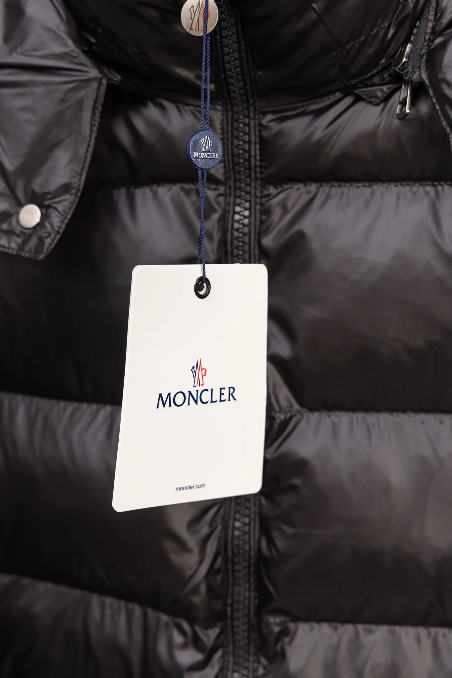 P560 Moncler/Moncler FW Maya Maya 70th Anniversary Limited Glossy Down Jacket Moncler Maya classic glossy down jacket, the pockets on the cuffs are perfectly combined with the 70-week wool felt label, the hood is removable. The fabric is customized to be consistent with the original. The lacquered shiny fabric is the same as the original. It is filled with 90 white duck down, and the down filling is up to 400g. It has excellent thermal insulation effect and is a must-have in cold areas. Customized original accessories, complete with three logos, molded custom logo buttons. Influenced by the iconic coats of the 1980s, the Maya jacket re-examines the shapes in the Moncer archives with modern style and cutting-edge elements. This is the brand's professional achievement in ski equipment. Whether in terms of sport or style, this high-performance and positive-spirited jacket has all the elements a competitive athlete needs to claim the title. Color: black SIZE: M—XXL