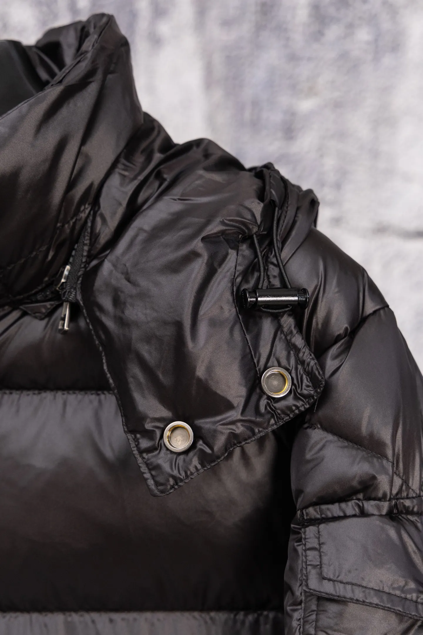 P560 Moncler/Moncler FW Maya Maya 70th Anniversary Limited Glossy Down Jacket Moncler Maya classic glossy down jacket, the pockets on the cuffs are perfectly combined with the 70-week wool felt label, the hood is removable. The fabric is customized to be consistent with the original. The lacquered shiny fabric is the same as the original. It is filled with 90 white duck down, and the down filling is up to 400g. It has excellent thermal insulation effect and is a must-have in cold areas. Customized original accessories, complete with three logos, molded custom logo buttons. Influenced by the iconic coats of the 1980s, the Maya jacket re-examines the shapes in the Moncer archives with modern style and cutting-edge elements. This is the brand's professional achievement in ski equipment. Whether in terms of sport or style, this high-performance and positive-spirited jacket has all the elements a competitive athlete needs to claim the title. Color: black SIZE: M—XXL
