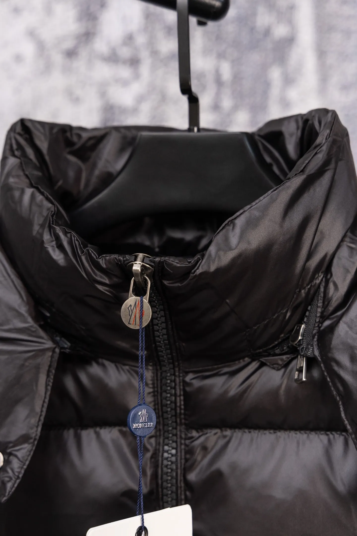 P560 Moncler/Moncler FW Maya Maya 70th Anniversary Limited Glossy Down Jacket Moncler Maya classic glossy down jacket, the pockets on the cuffs are perfectly combined with the 70-week wool felt label, the hood is removable. The fabric is customized to be consistent with the original. The lacquered shiny fabric is the same as the original. It is filled with 90 white duck down, and the down filling is up to 400g. It has excellent thermal insulation effect and is a must-have in cold areas. Customized original accessories, complete with three logos, molded custom logo buttons. Influenced by the iconic coats of the 1980s, the Maya jacket re-examines the shapes in the Moncer archives with modern style and cutting-edge elements. This is the brand's professional achievement in ski equipment. Whether in terms of sport or style, this high-performance and positive-spirited jacket has all the elements a competitive athlete needs to claim the title. Color: black SIZE: M—XXL