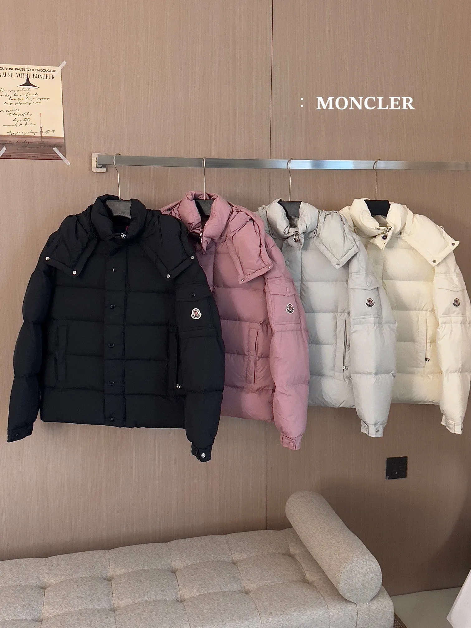 P760 𝐌𝐨𝐧𝐜𝐥𝐞𝐫 Mouth-covered｜Maya 70 matte hooded short down jacket women's jacket Help! This down jacket knows how to handle men's height🎒 The matte fabric is like clouds on the body. The short design is full of vitality. It is recommended that workers lock this one directly!  My colleague said that I bought this piece "freedom to stay in bed in winter"⏰