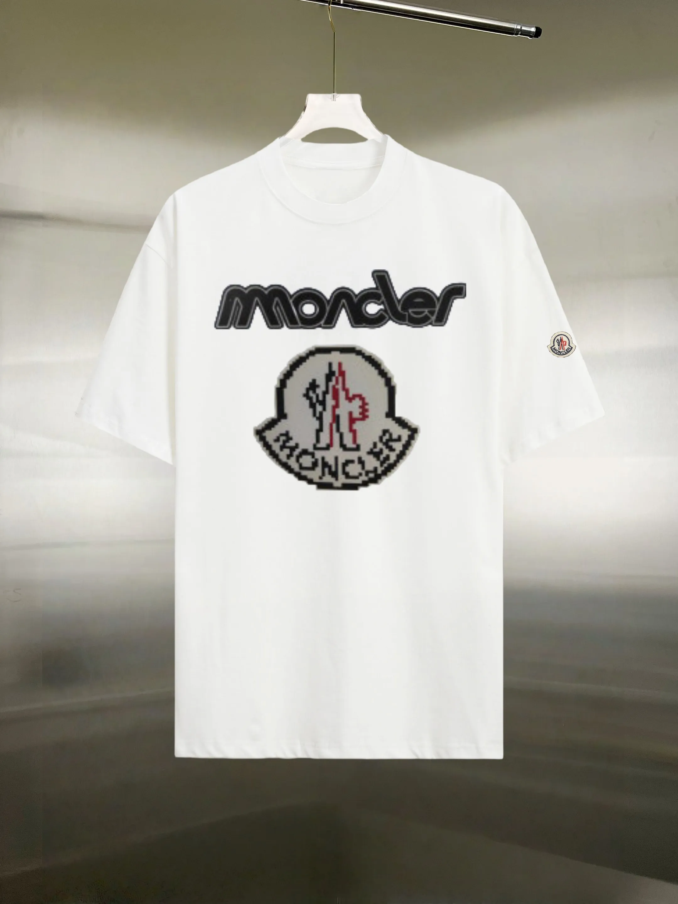 P130 Style: Moncler/muzzled short-sleeved T-shirt Fabric: 300g double yarn 100% cotton Rib: 320g Solona Process: Printing Color: White Black Size: S M L XL XXL No gender distinction, same style for men and women