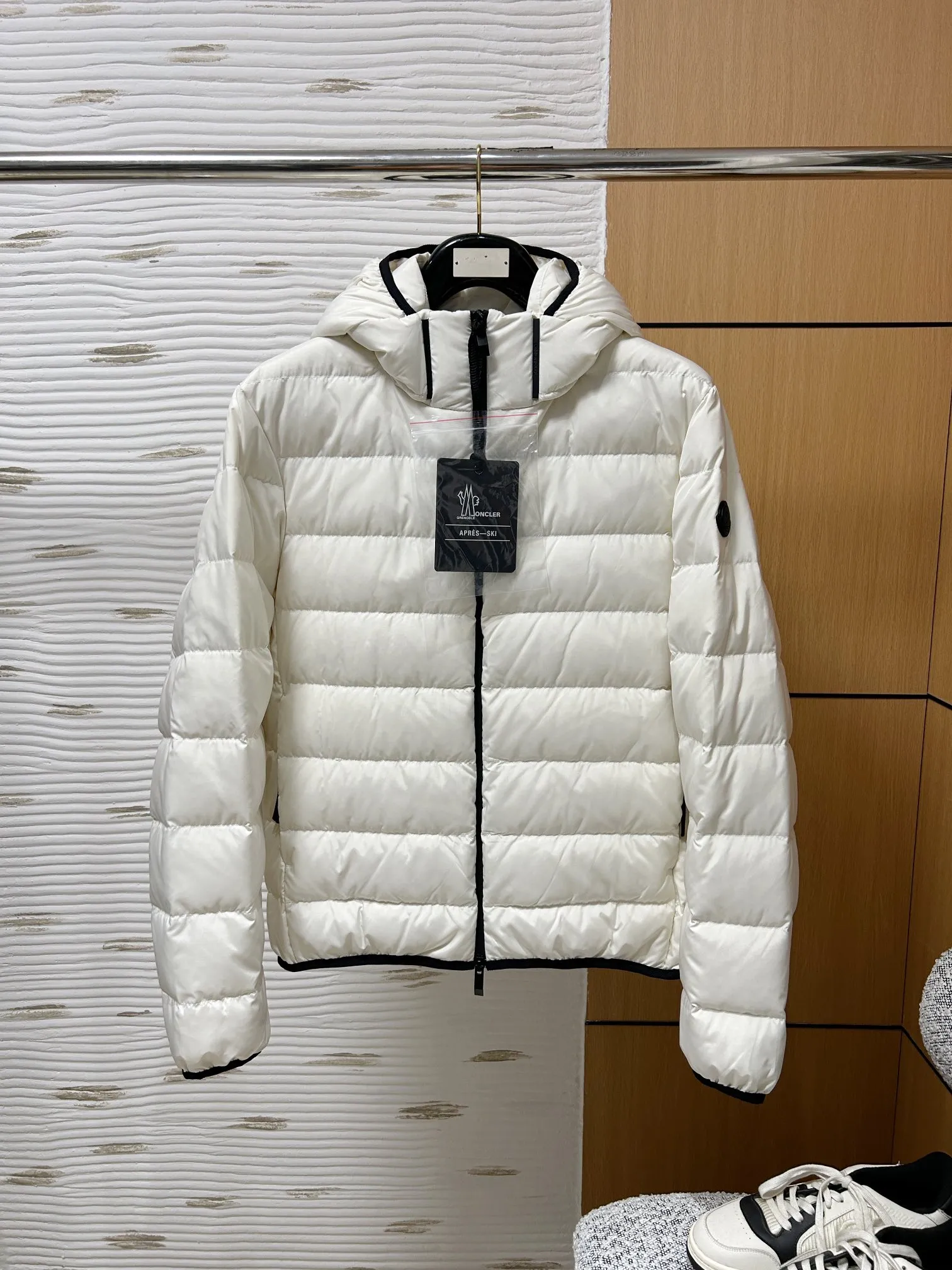 P880 Moncler 2024 early autumn new product Jeluz men's short down jacket has become the focus of the fashion industry with its unique design and excellent quality. This jacket features a detachable hood design, which provides the wearer with more matching options and also increases practicality. The jacket is filled with 90 goose down, which has excellent thermal insulation properties and is very light and will not put a heavy burden on the wearer. This makes it perfect for business trips and other occasions, as it can keep you warm while showing off the wearer’s mature demeanor! 1-5