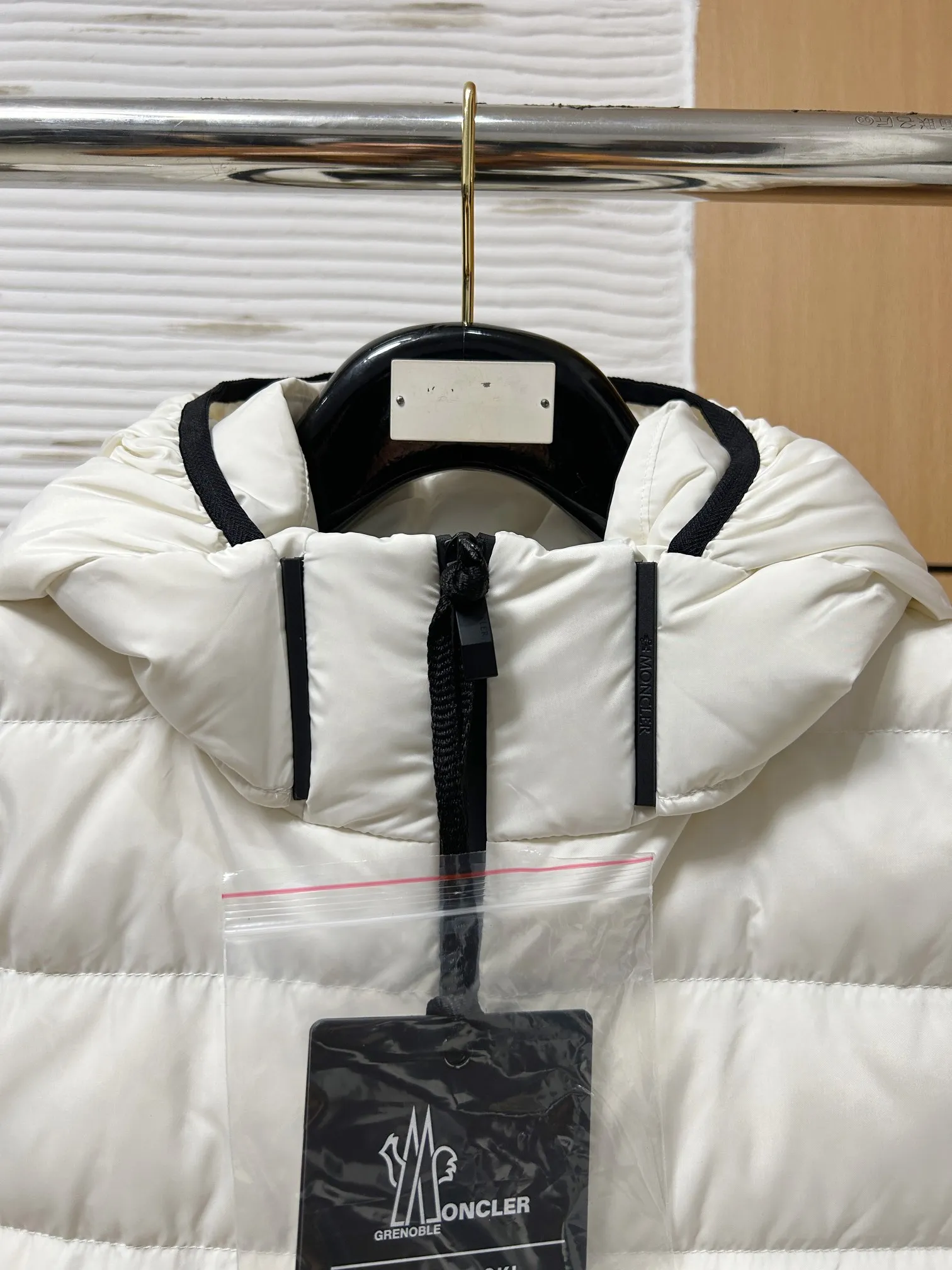 P880 Moncler 2024 early autumn new product Jeluz men's short down jacket has become the focus of the fashion industry with its unique design and excellent quality. This jacket features a detachable hood design, which provides the wearer with more matching options and also increases practicality. The jacket is filled with 90 goose down, which has excellent thermal insulation properties and is very light and will not put a heavy burden on the wearer. This makes it perfect for business trips and other occasions, as it can keep you warm while showing off the wearer’s mature demeanor! 1-5