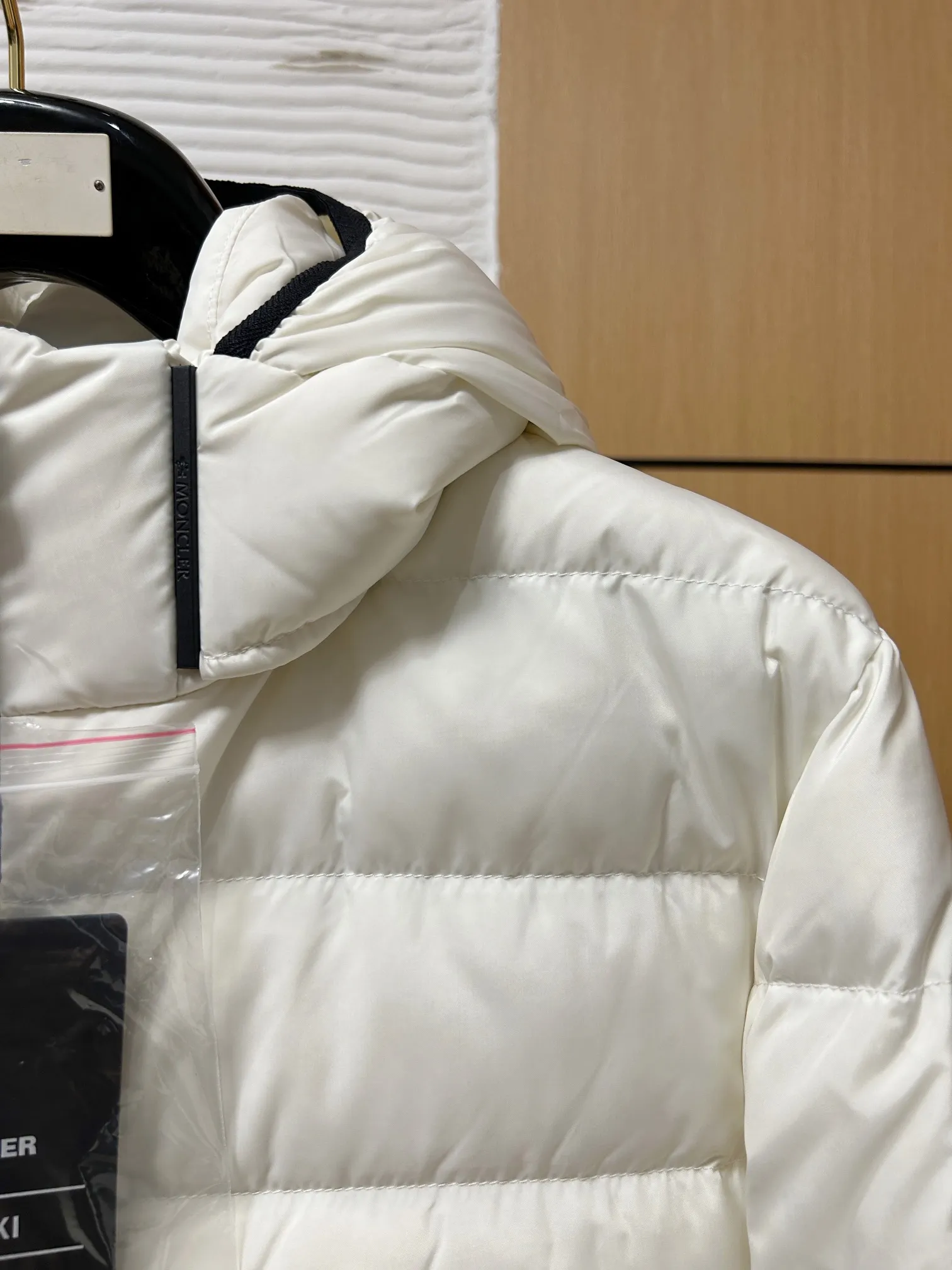 P880 Moncler 2024 early autumn new product Jeluz men's short down jacket has become the focus of the fashion industry with its unique design and excellent quality. This jacket features a detachable hood design, which provides the wearer with more matching options and also increases practicality. The jacket is filled with 90 goose down, which has excellent thermal insulation properties and is very light and will not put a heavy burden on the wearer. This makes it perfect for business trips and other occasions, as it can keep you warm while showing off the wearer’s mature demeanor! 1-5