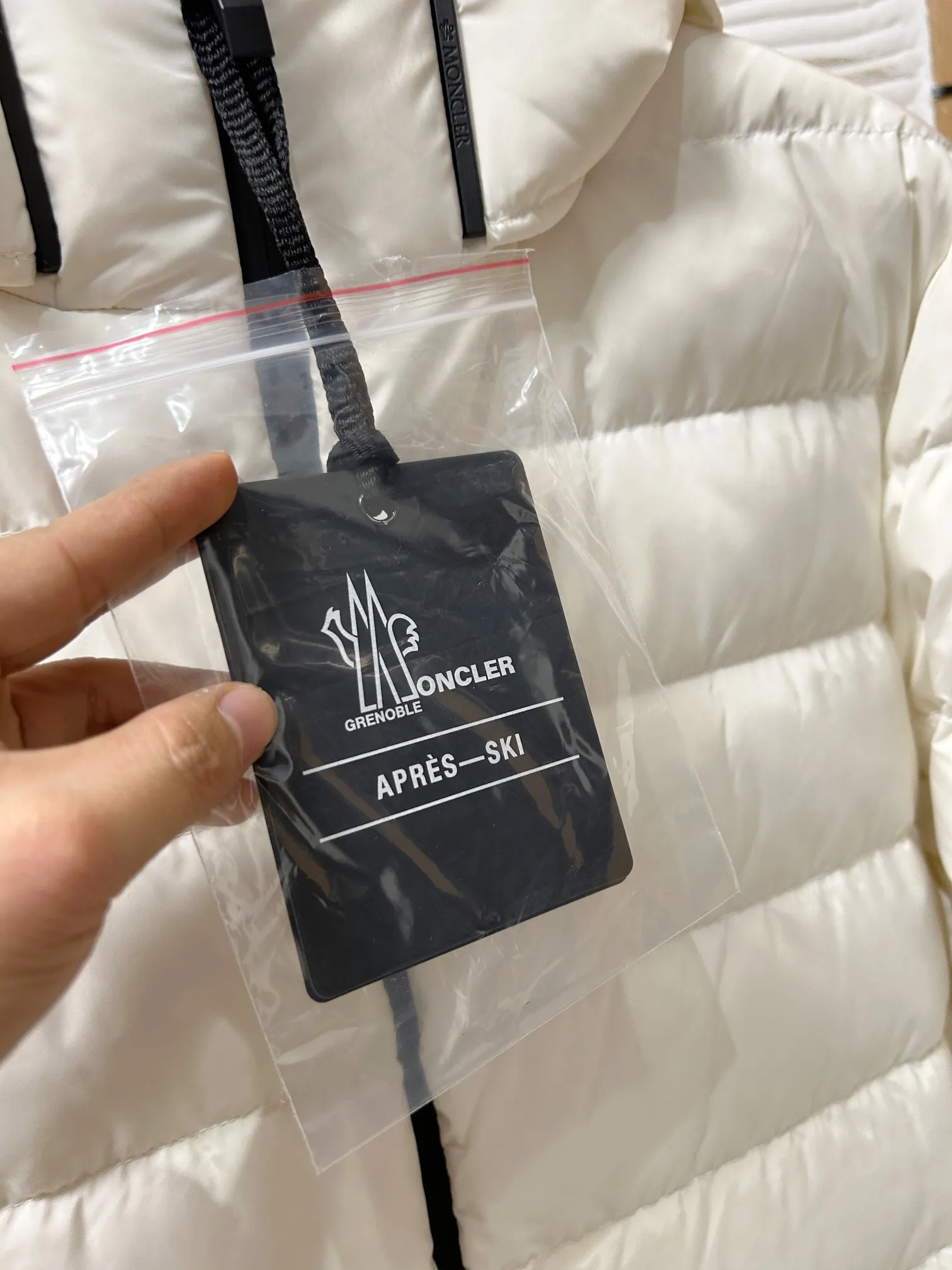P880 Moncler 2024 early autumn new product Jeluz men's short down jacket has become the focus of the fashion industry with its unique design and excellent quality. This jacket features a detachable hood design, which provides the wearer with more matching options and also increases practicality. The jacket is filled with 90 goose down, which has excellent thermal insulation properties and is very light and will not put a heavy burden on the wearer. This makes it perfect for business trips and other occasions, as it can keep you warm while showing off the wearer’s mature demeanor! 1-5