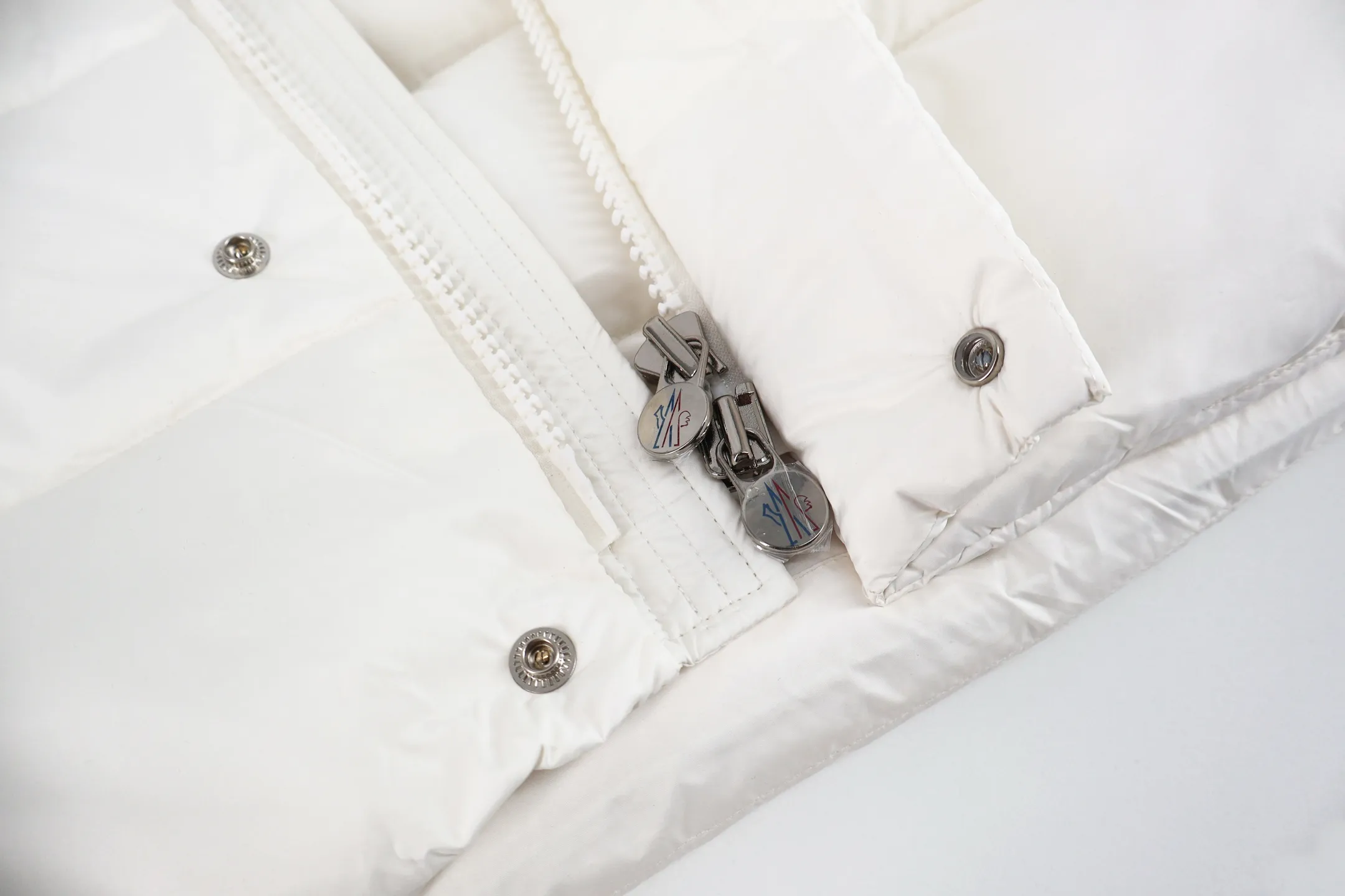 P1010 Moncler Vezere matte matte Maya down jacket (white) was developed exclusively by purchasing the original version. In 2023, the original black and cream white versions were purchased. In 2024, ZG bought the original version as soon as the pearl gray came out and developed it. This year, it was upgraded again to the premium 95 white goose down version, with original fabrics and the most original version on the entire network. The iconic Moncler down jacket is instantly recognizable. The Moncler Maya 70 short down jacket is presented in a new color scheme. Made from matte fabric and featuring signature checkered quilting, it reflects the essence of the Moncler brand. The style features a sharp silhouette with a detachable hood and adjustable hem in a timeless design suitable for every season and trend. The sleeves feature classic patch pockets. Size:1-2-3-4-5