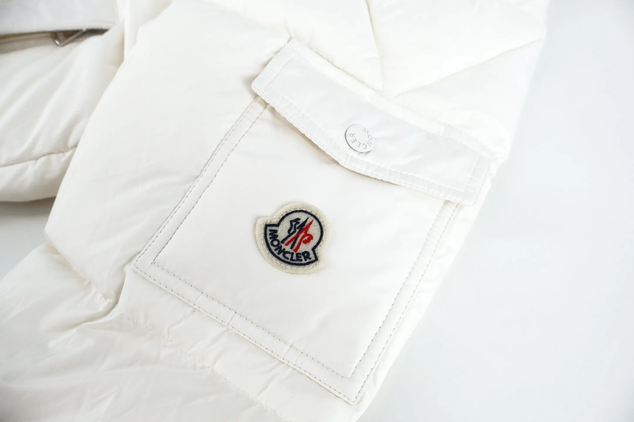 P1010 Moncler Vezere matte matte Maya down jacket (white) was developed exclusively by purchasing the original version. In 2023, the original black and cream white versions were purchased. In 2024, ZG bought the original version as soon as the pearl gray came out and developed it. This year, it was upgraded again to the premium 95 white goose down version, with original fabrics and the most original version on the entire network. The iconic Moncler down jacket is instantly recognizable. The Moncler Maya 70 short down jacket is presented in a new color scheme. Made from matte fabric and featuring signature checkered quilting, it reflects the essence of the Moncler brand. The style features a sharp silhouette with a detachable hood and adjustable hem in a timeless design suitable for every season and trend. The sleeves feature classic patch pockets. Size:1-2-3-4-5