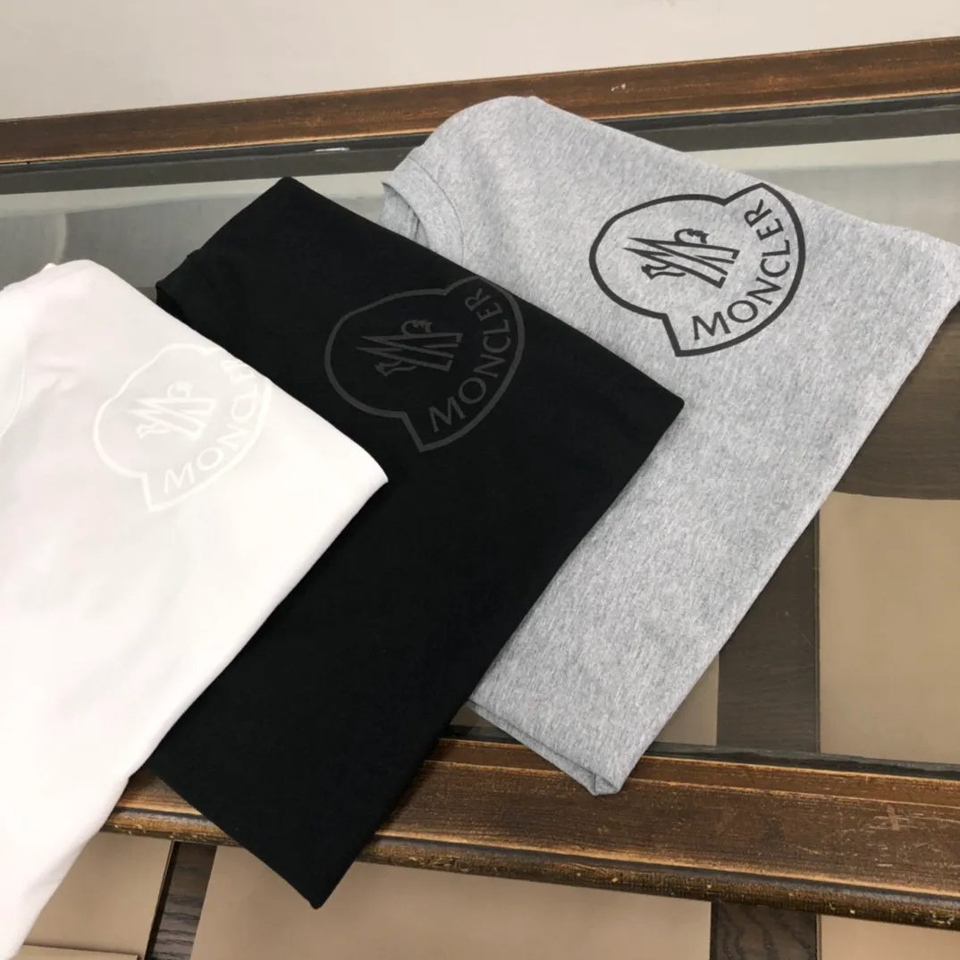 P160 Moncler 2025 new men's round neck short-sleeved couple T-shirt, new spring and summer product, high quality 🔥🔥Fashionable and versatile, customized imported fabrics, comfortable to wear, breathable, fashionable without losing personality, casual and casual upper body, handsome and stylish, showing the temperament of a big brand. All three standards are complete! ! Color: black white gray Size: S-XL (loose fit)