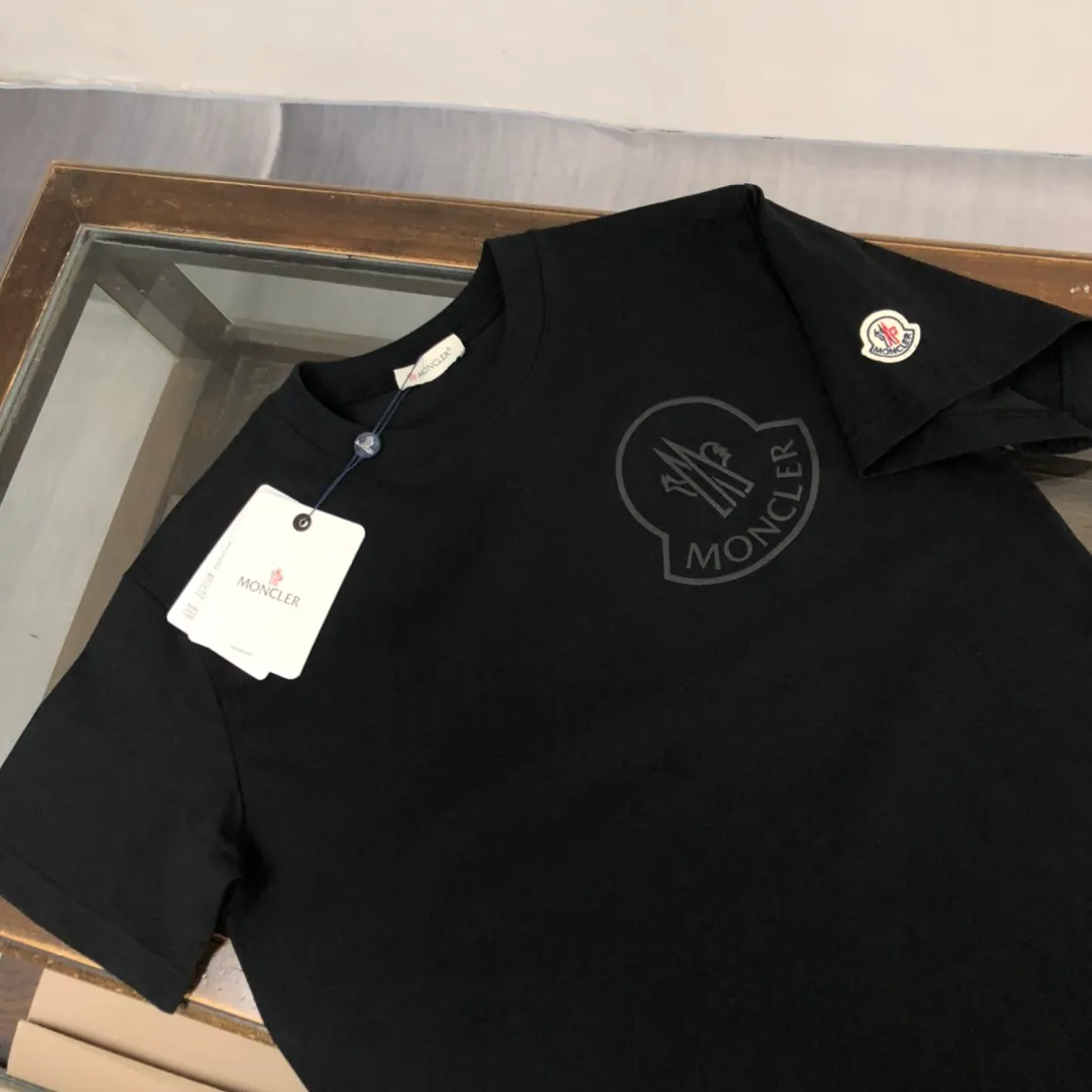 P160 Moncler 2025 new men's round neck short-sleeved couple T-shirt, new spring and summer product, high quality 🔥🔥Fashionable and versatile, customized imported fabrics, comfortable to wear, breathable, fashionable without losing personality, casual and casual upper body, handsome and stylish, showing the temperament of a big brand. All three standards are complete! ! Color: black white gray Size: S-XL (loose fit)