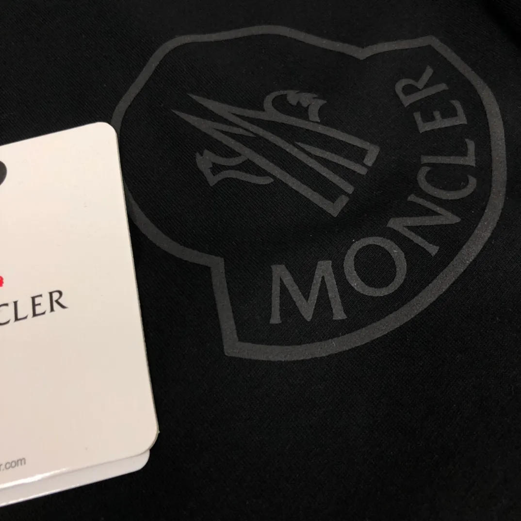 P160 Moncler 2025 new men's round neck short-sleeved couple T-shirt, new spring and summer product, high quality 🔥🔥Fashionable and versatile, customized imported fabrics, comfortable to wear, breathable, fashionable without losing personality, casual and casual upper body, handsome and stylish, showing the temperament of a big brand. All three standards are complete! ! Color: black white gray Size: S-XL (loose fit)