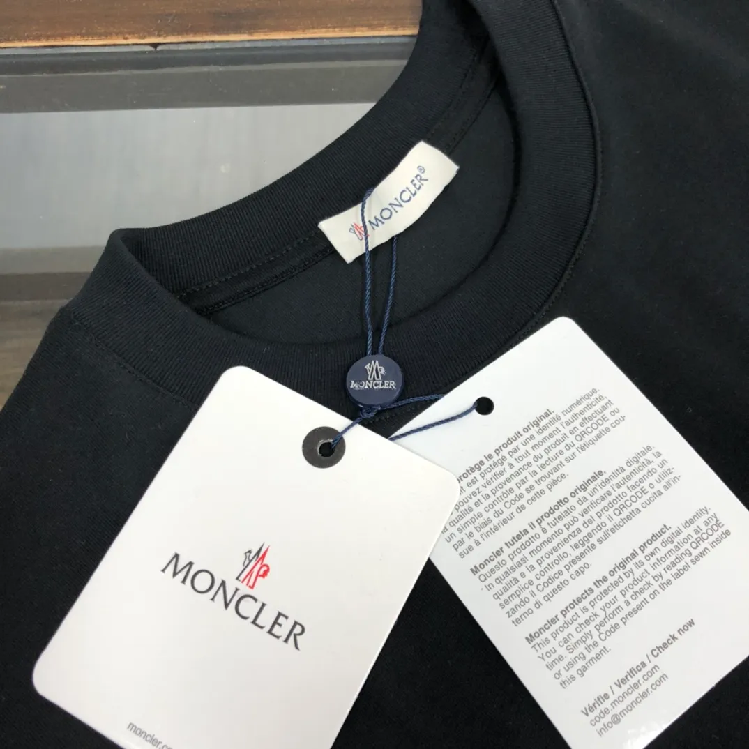 P160 Moncler 2025 new men's round neck short-sleeved couple T-shirt, new spring and summer product, high quality 🔥🔥Fashionable and versatile, customized imported fabrics, comfortable to wear, breathable, fashionable without losing personality, casual and casual upper body, handsome and stylish, showing the temperament of a big brand. All three standards are complete! ! Color: black white gray Size: S-XL (loose fit)