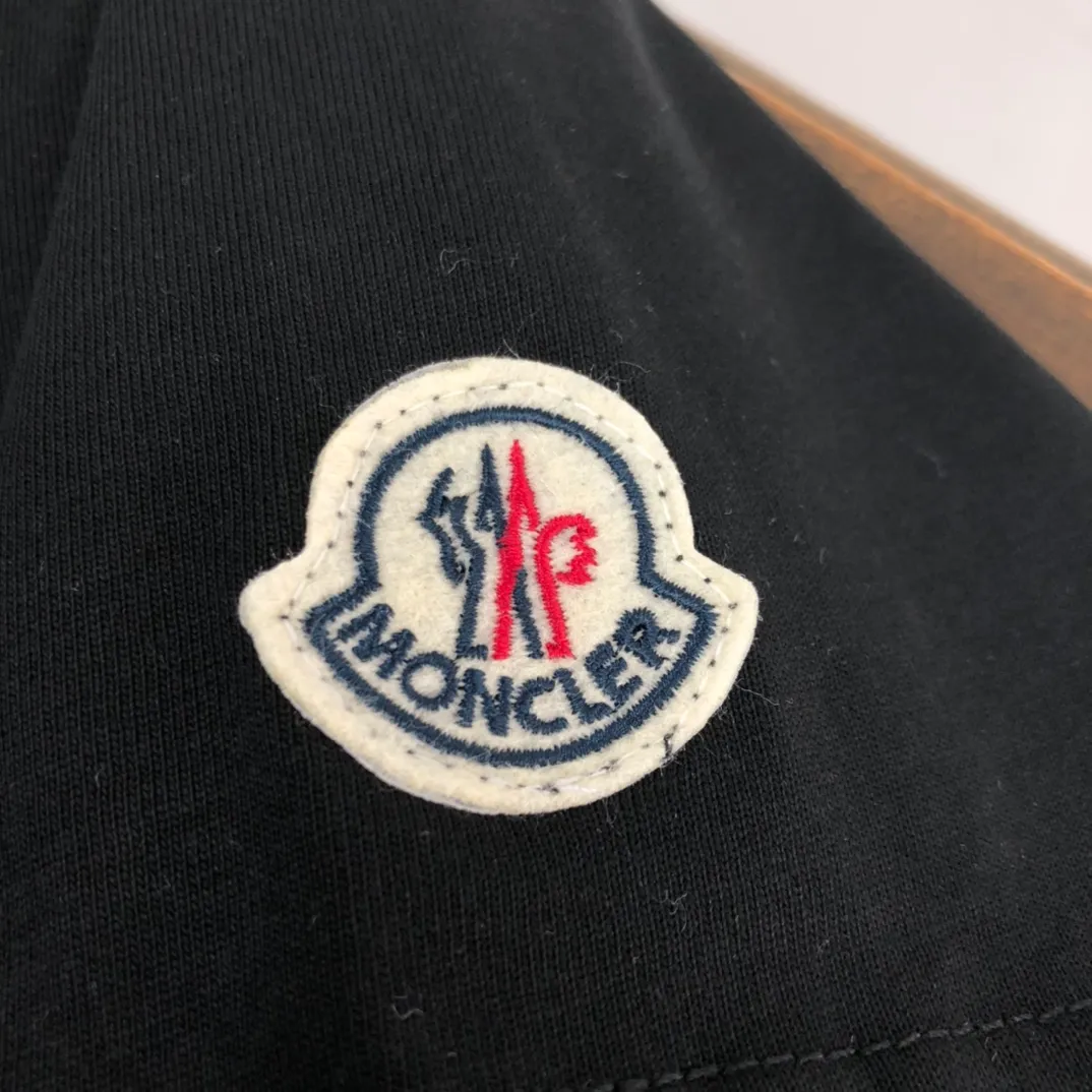 P160 Moncler 2025 new men's round neck short-sleeved couple T-shirt, new spring and summer product, high quality 🔥🔥Fashionable and versatile, customized imported fabrics, comfortable to wear, breathable, fashionable without losing personality, casual and casual upper body, handsome and stylish, showing the temperament of a big brand. All three standards are complete! ! Color: black white gray Size: S-XL (loose fit)