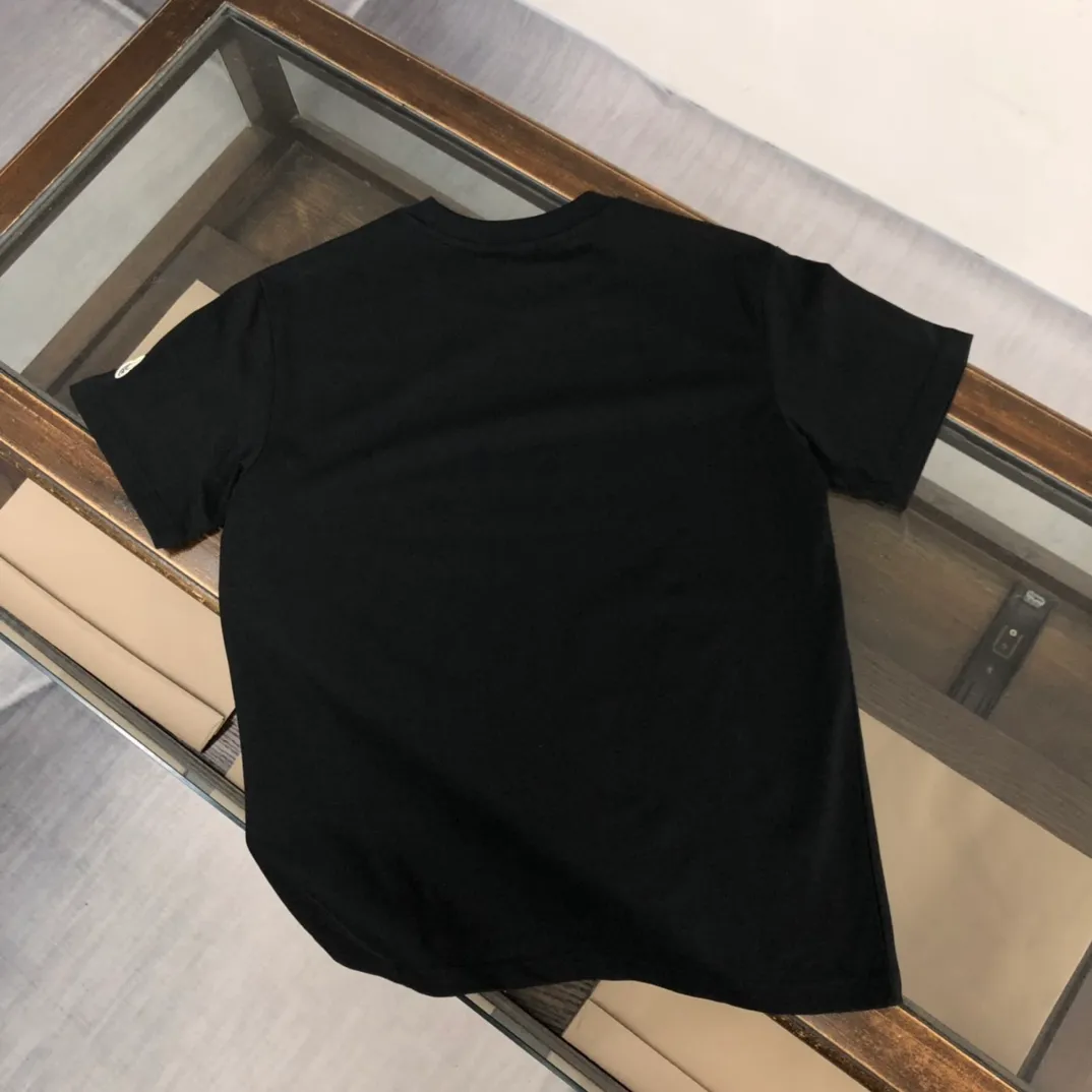 P160 Moncler 2025 new men's round neck short-sleeved couple T-shirt, new spring and summer product, high quality 🔥🔥Fashionable and versatile, customized imported fabrics, comfortable to wear, breathable, fashionable without losing personality, casual and casual upper body, handsome and stylish, showing the temperament of a big brand. All three standards are complete! ! Color: black white gray Size: S-XL (loose fit)