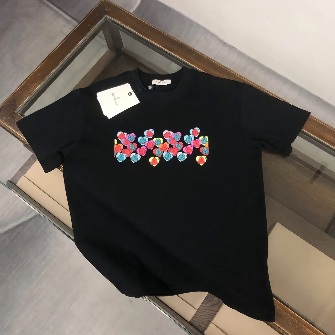 P160 🔥MONCLER The latest short-sleeved T-shirt for couples ~ Contrasting love heart print design ~ The fabric upper body is comfortable and breathable, not stiff, slim cut, made of high-end custom-made pure cotton fabric! The upper body is comfortable and stylish, and it can be worn alone as an inner layer. It is a must-have for fashionistas! ! ! Color: black white Size: S～XL (loose version, please state your height and weight when placing an order)