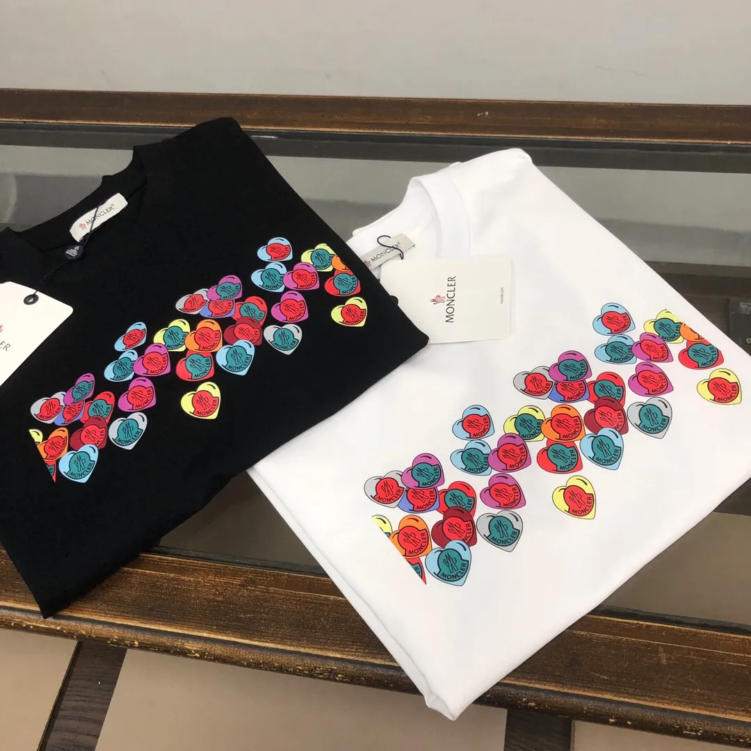 P160 🔥MONCLER The latest short-sleeved T-shirt for couples ~ Contrasting love heart print design ~ The fabric upper body is comfortable and breathable, not stiff, slim cut, made of high-end custom-made pure cotton fabric! The upper body is comfortable and stylish, and it can be worn alone as an inner layer. It is a must-have for fashionistas! ! ! Color: black white Size: S～XL (loose version, please state your height and weight when placing an order)
