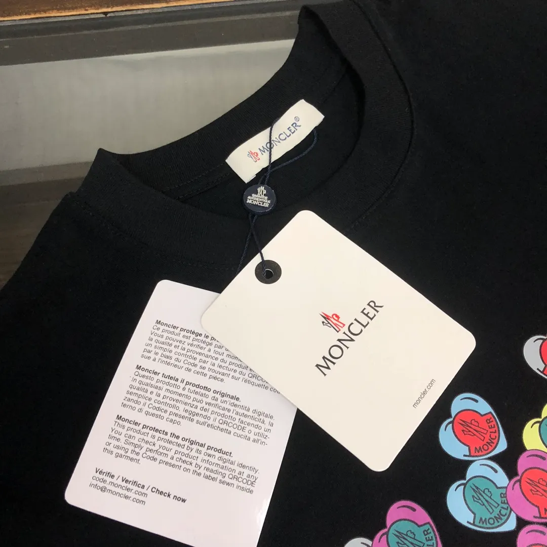 P160 🔥MONCLER The latest short-sleeved T-shirt for couples ~ Contrasting love heart print design ~ The fabric upper body is comfortable and breathable, not stiff, slim cut, made of high-end custom-made pure cotton fabric! The upper body is comfortable and stylish, and it can be worn alone as an inner layer. It is a must-have for fashionistas! ! ! Color: black white Size: S～XL (loose version, please state your height and weight when placing an order)