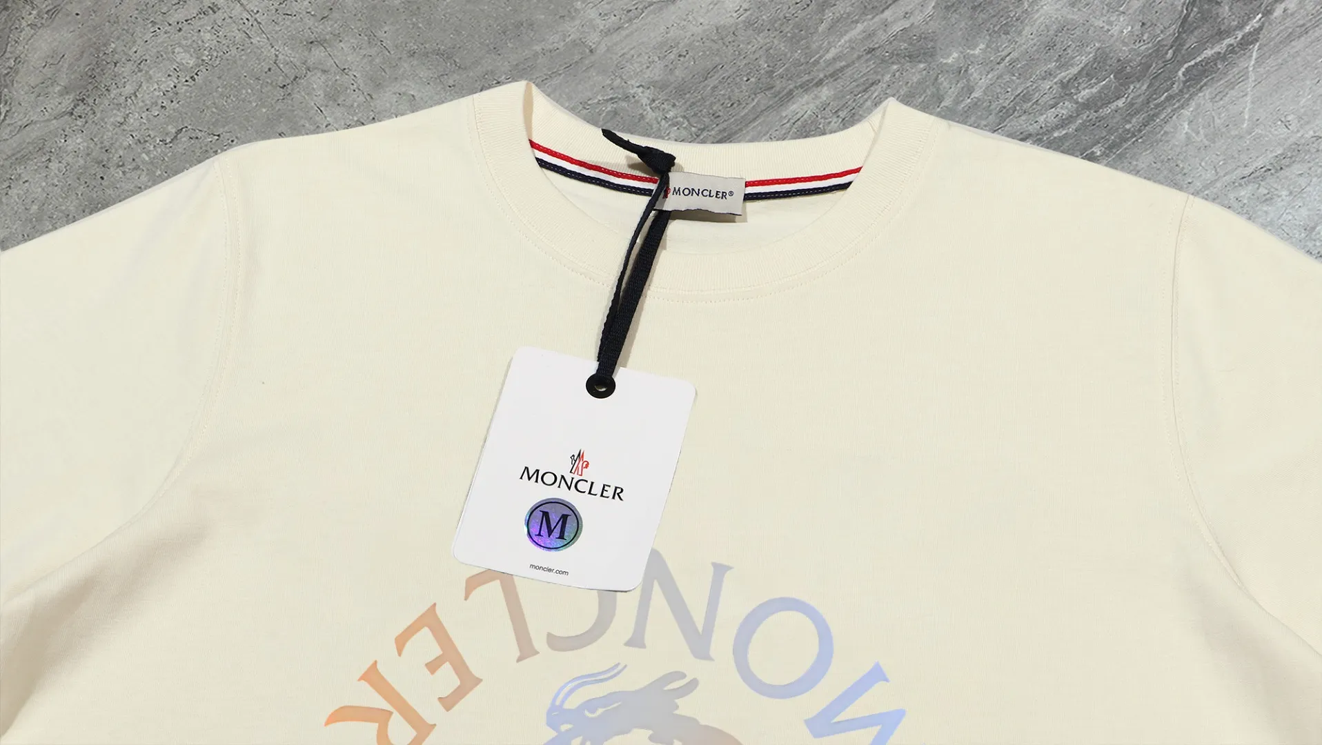 P140 💰Upgraded version "Mobile phone smart sensor ~ NFC chip armband ~ direct access to the official website for anti-counterfeiting" "Moncler ~ Mouth Mouth" 2025 new high-quality round neck short-sleeved T-shirt. The cuffs have imported embroidered labels. Customized dyeing, very comfortable to touch. Super versatile and good-looking short-sleeved. Complete with three labels. Non-market ordinary version. Feel free to compare. Quality is absolutely guaranteed! ‼ First of all, this original fabric is all custom-woven with 32-count double yarn fabric, 250G, and the weight is the same‼ Fine workmanship, double waistcoat method, double waistcoat method, double waistcoat method makes the whole dress more three-dimensional, which is not a craft that ordinary T-shirts can achieve🤪 Size: S-M-L-XL-2XL Color: black, white, apricot, same style for men and women