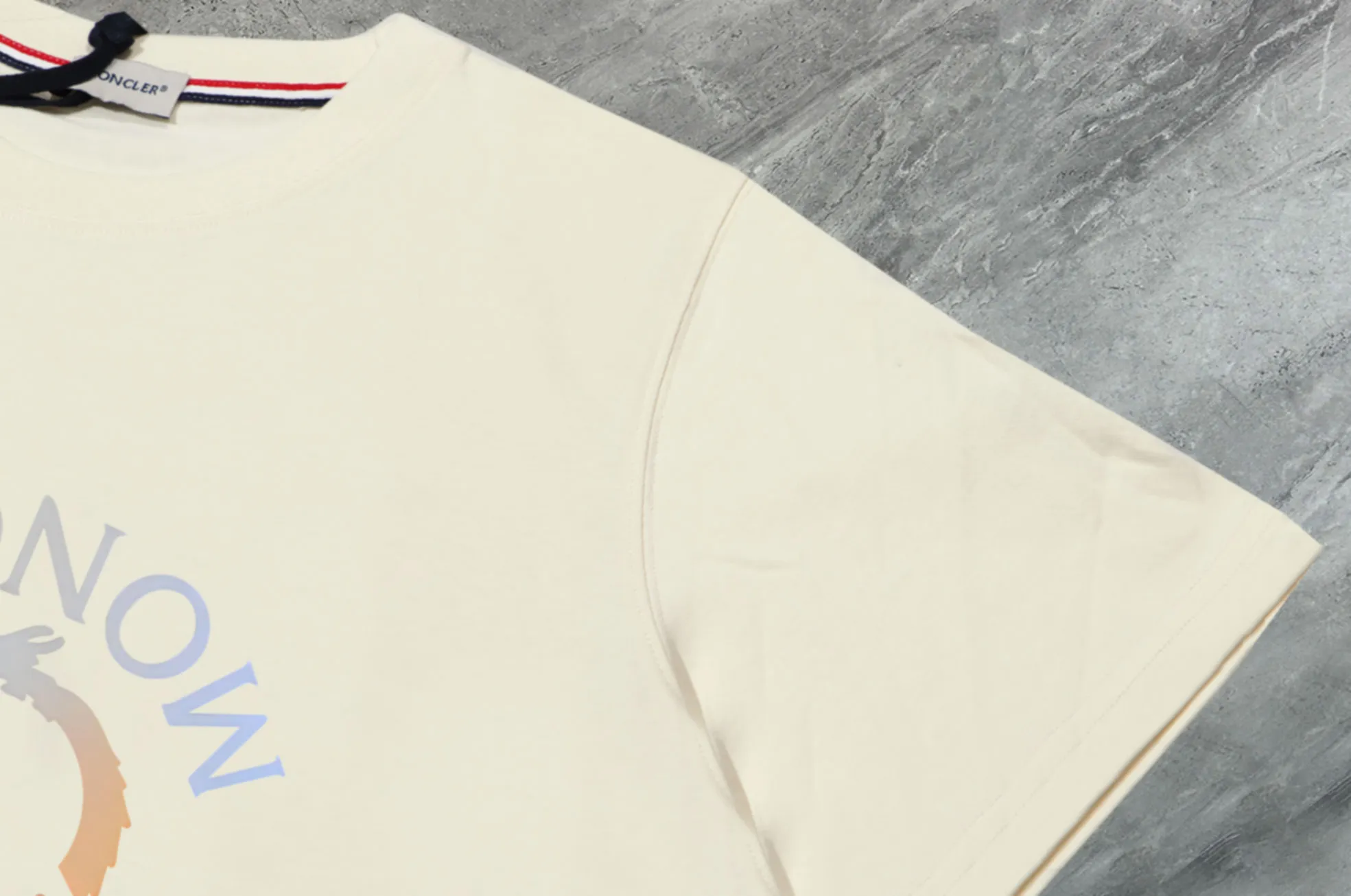 P140 💰Upgraded version "Mobile phone smart sensor ~ NFC chip armband ~ direct access to the official website for anti-counterfeiting" "Moncler ~ Mouth Mouth" 2025 new high-quality round neck short-sleeved T-shirt. The cuffs have imported embroidered labels. Customized dyeing, very comfortable to touch. Super versatile and good-looking short-sleeved. Complete with three labels. Non-market ordinary version. Feel free to compare. Quality is absolutely guaranteed! ‼ First of all, this original fabric is all custom-woven with 32-count double yarn fabric, 250G, and the weight is the same‼ Fine workmanship, double waistcoat method, double waistcoat method, double waistcoat method makes the whole dress more three-dimensional, which is not a craft that ordinary T-shirts can achieve🤪 Size: S-M-L-XL-2XL Color: black, white, apricot, same style for men and women