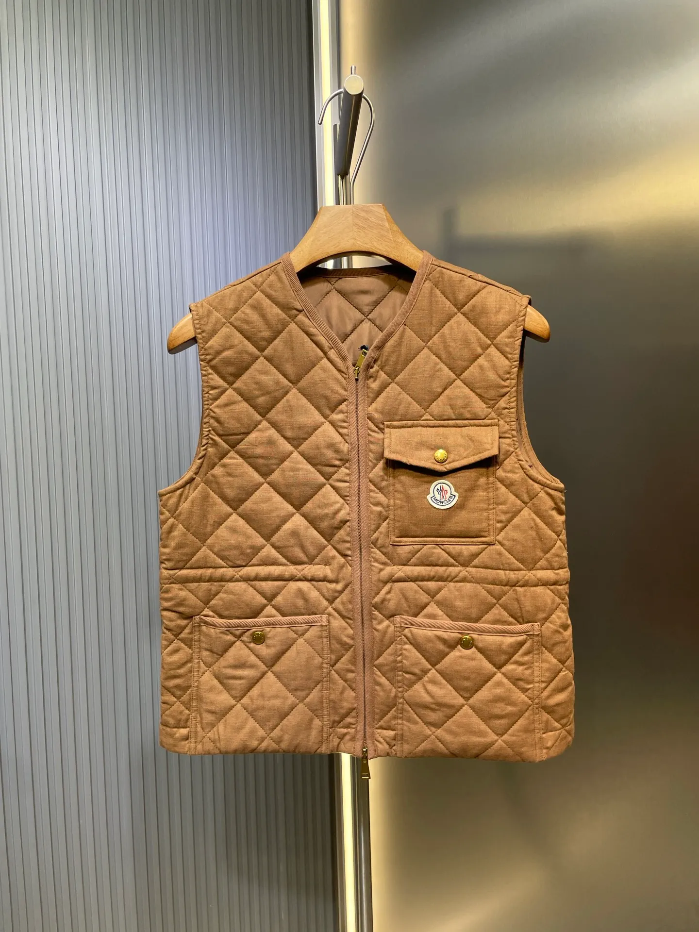 P430 Moncler🌟【Top original order】25FW early autumn new style rhombus cotton vest丨⚠Exclusive high-end version! Zippered vest style. The whole body is made of rhombus embossing. Multiple pockets for hand warmers to increase capacity. The design is rich and practical. The iconic logo patch on the chest is embellished to show a low-key and high-end feel. The drawstring on the inner waist adjusts the elasticity of the curve and is easy to put on and take off. The exquisite logo is decorated on the inner side. Details can successfully get rid of dullness. Integrate warmth and fashion. Size: s m l