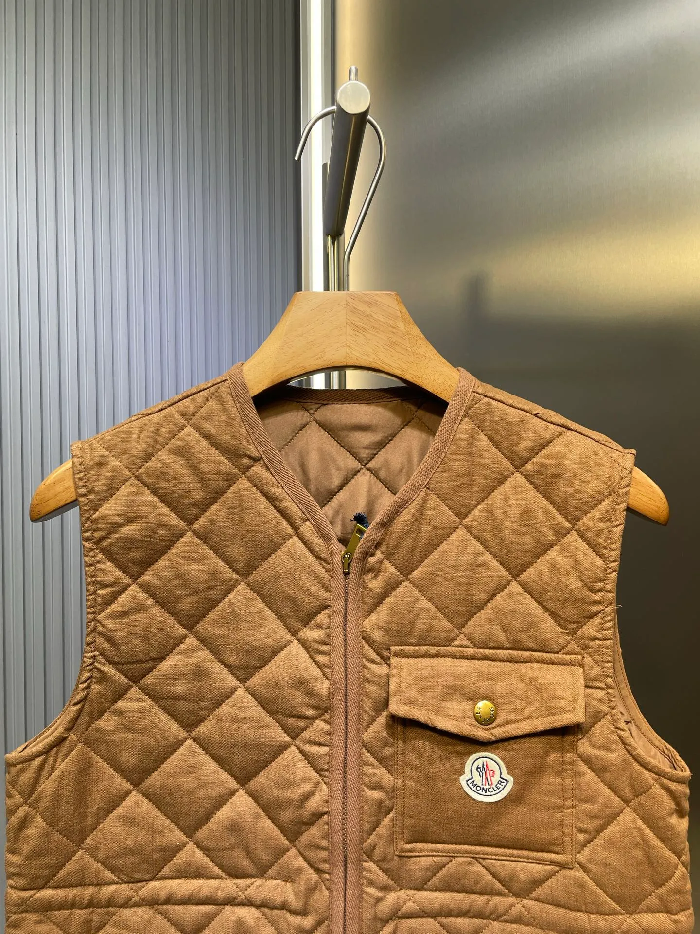 P430 Moncler🌟【Top original order】25FW early autumn new style rhombus cotton vest丨⚠Exclusive high-end version! Zippered vest style. The whole body is made of rhombus embossing. Multiple pockets for hand warmers to increase capacity. The design is rich and practical. The iconic logo patch on the chest is embellished to show a low-key and high-end feel. The drawstring on the inner waist adjusts the elasticity of the curve and is easy to put on and take off. The exquisite logo is decorated on the inner side. Details can successfully get rid of dullness. Integrate warmth and fashion. Size: s m l