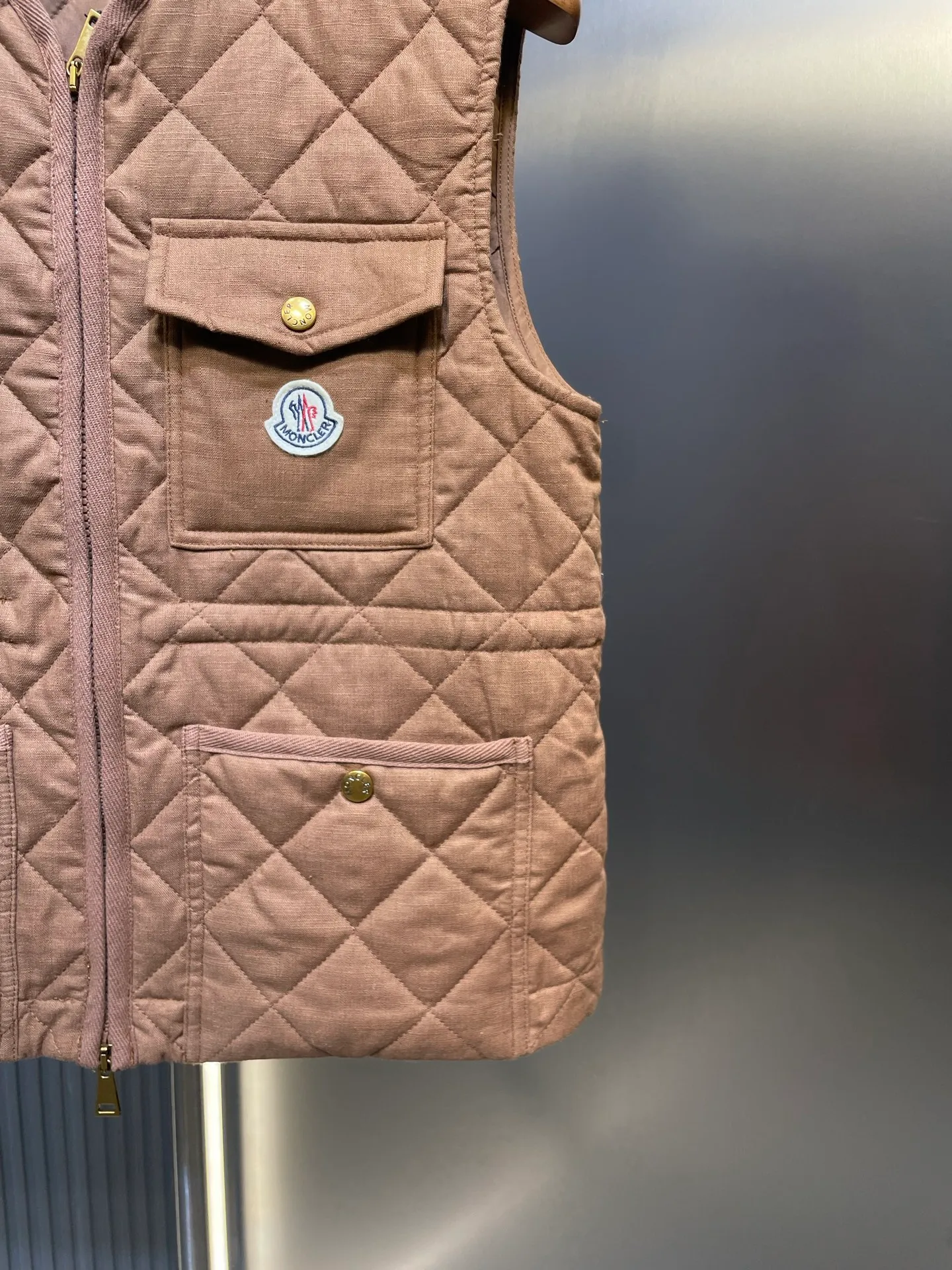 P430 Moncler🌟【Top original order】25FW early autumn new style rhombus cotton vest丨⚠Exclusive high-end version! Zippered vest style. The whole body is made of rhombus embossing. Multiple pockets for hand warmers to increase capacity. The design is rich and practical. The iconic logo patch on the chest is embellished to show a low-key and high-end feel. The drawstring on the inner waist adjusts the elasticity of the curve and is easy to put on and take off. The exquisite logo is decorated on the inner side. Details can successfully get rid of dullness. Integrate warmth and fashion. Size: s m l