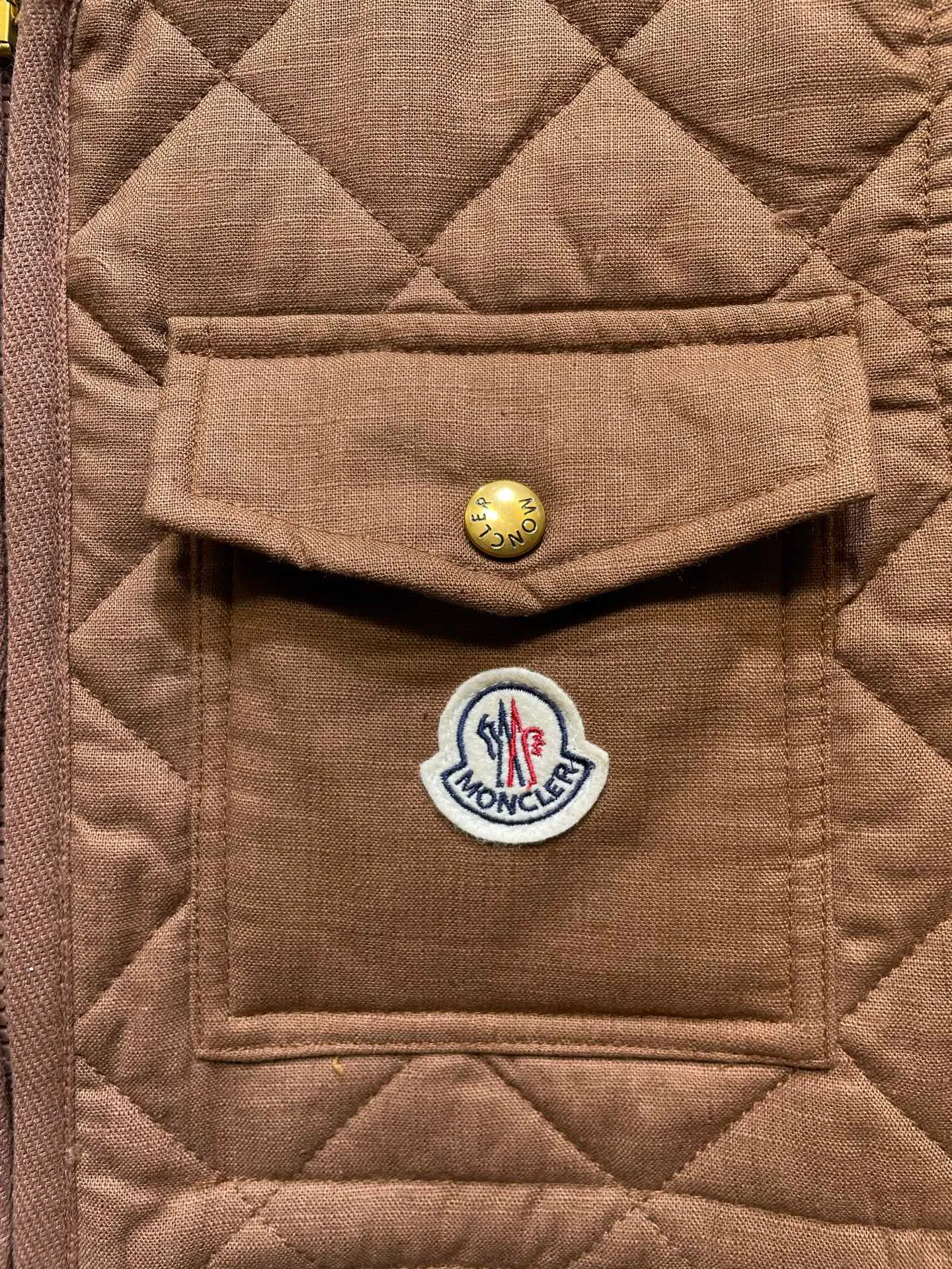 P430 Moncler🌟【Top original order】25FW early autumn new style rhombus cotton vest丨⚠Exclusive high-end version! Zippered vest style. The whole body is made of rhombus embossing. Multiple pockets for hand warmers to increase capacity. The design is rich and practical. The iconic logo patch on the chest is embellished to show a low-key and high-end feel. The drawstring on the inner waist adjusts the elasticity of the curve and is easy to put on and take off. The exquisite logo is decorated on the inner side. Details can successfully get rid of dullness. Integrate warmth and fashion. Size: s m l