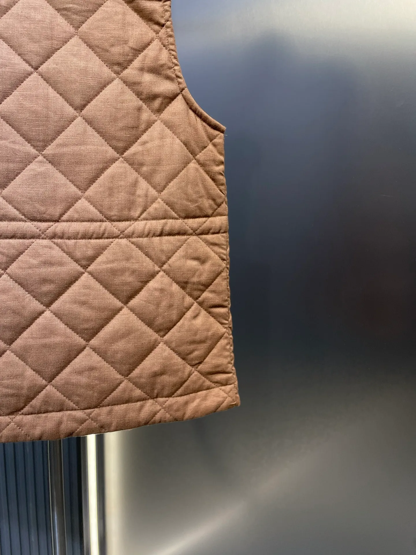 P430 Moncler🌟【Top original order】25FW early autumn new style rhombus cotton vest丨⚠Exclusive high-end version! Zippered vest style. The whole body is made of rhombus embossing. Multiple pockets for hand warmers to increase capacity. The design is rich and practical. The iconic logo patch on the chest is embellished to show a low-key and high-end feel. The drawstring on the inner waist adjusts the elasticity of the curve and is easy to put on and take off. The exquisite logo is decorated on the inner side. Details can successfully get rid of dullness. Integrate warmth and fashion. Size: s m l