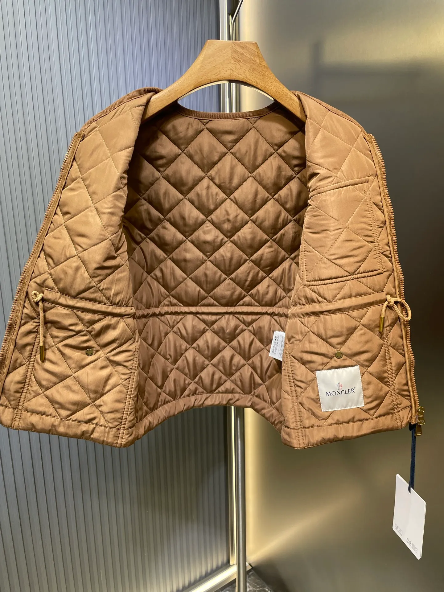 P430 Moncler🌟【Top original order】25FW early autumn new style rhombus cotton vest丨⚠Exclusive high-end version! Zippered vest style. The whole body is made of rhombus embossing. Multiple pockets for hand warmers to increase capacity. The design is rich and practical. The iconic logo patch on the chest is embellished to show a low-key and high-end feel. The drawstring on the inner waist adjusts the elasticity of the curve and is easy to put on and take off. The exquisite logo is decorated on the inner side. Details can successfully get rid of dullness. Integrate warmth and fashion. Size: s m l