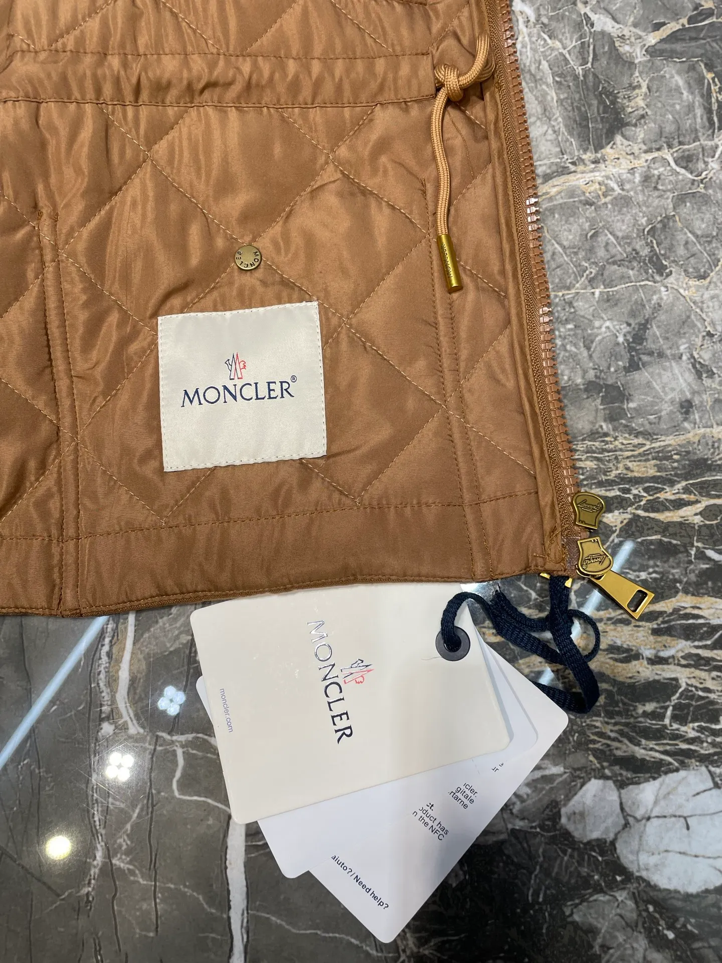 P430 Moncler🌟【Top original order】25FW early autumn new style rhombus cotton vest丨⚠Exclusive high-end version! Zippered vest style. The whole body is made of rhombus embossing. Multiple pockets for hand warmers to increase capacity. The design is rich and practical. The iconic logo patch on the chest is embellished to show a low-key and high-end feel. The drawstring on the inner waist adjusts the elasticity of the curve and is easy to put on and take off. The exquisite logo is decorated on the inner side. Details can successfully get rid of dullness. Integrate warmth and fashion. Size: s m l