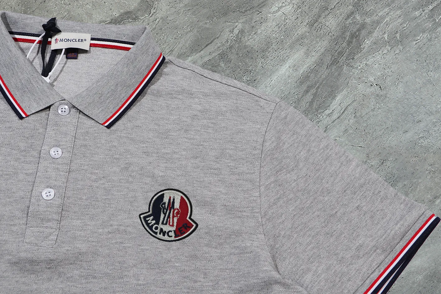 P190 Complete with three standards] MONCLER~ MONCLER 2024 summer new high-quality lapel short-sleeved POLO shirt, counter-customized fabric, high breathability and comfort, impeccable details, brand element design concept, reflecting high quality. It feels delicate and soft! It presents a casual cut and the upper body shape is great! The chest is filled with three-dimensional embroidery of the brand LOGO to highlight quality and luxury. Color: black/white Size: M~3XL