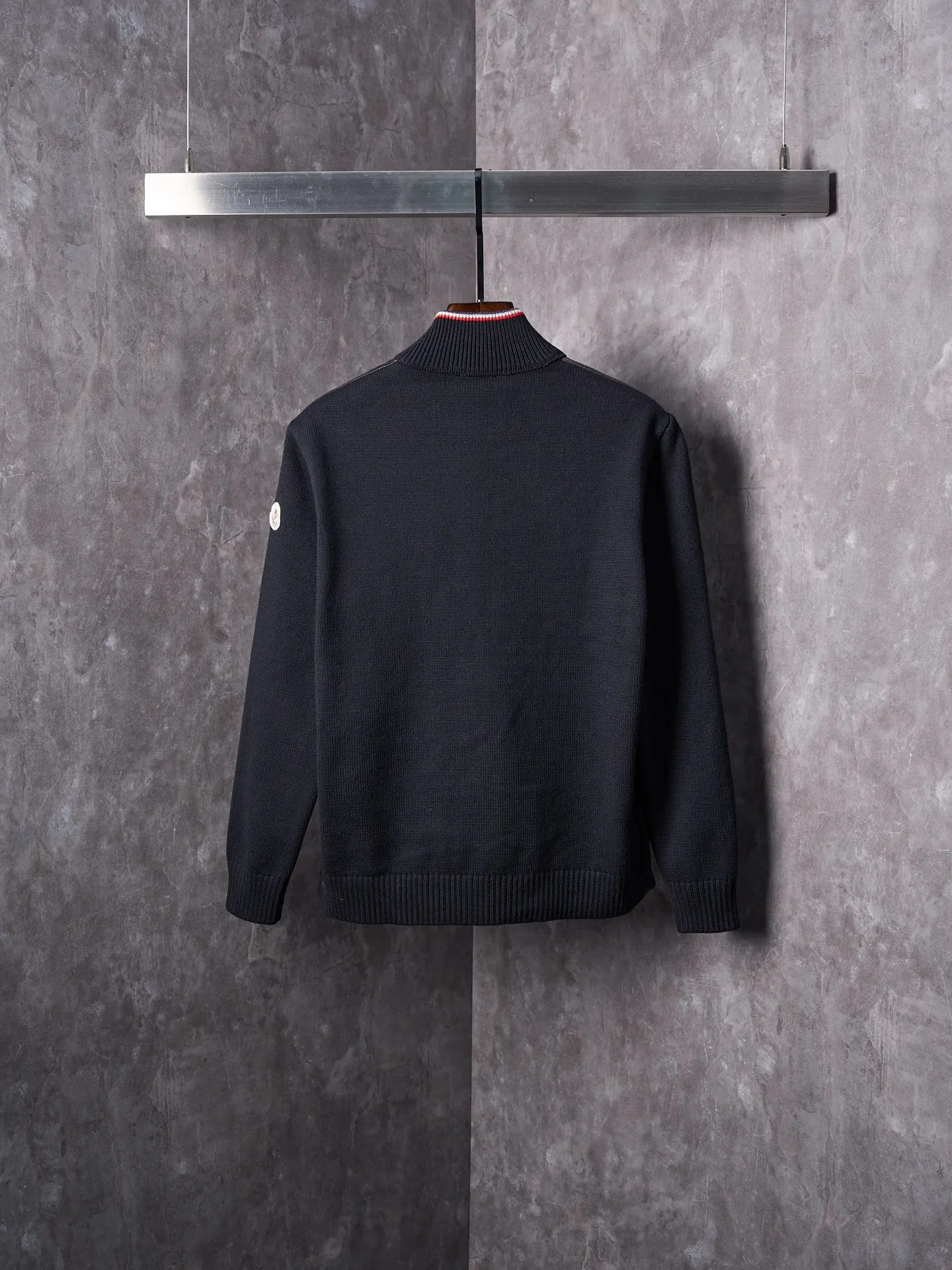 P820 ​​Actual hanging auction] MONCLER/Mask quilted wool splicing zipper three-color trim stand-up collar down jacket [Ready stock] 1 2 3 4 high-quality white duck down filling, with a filling capacity of 130g, excellent warmth retention effect.  The front body fabric is made of 100% polyester fiber with high-density weaving. The thickness of 0.08mm avoids increasing the overall weight and is smooth. The high-density weaving structure forms a wind resistance layer to protect the thermal efficiency of the thermal layer from loss. It can withstand the expansion pressure of down and prevent deformation and damage after long-term use.  7-needle medium-thick knitted structure: Use thicker yarns to knit woolen fabrics with obvious thickness and weight. The texture is clearly visible and has a rough, retro texture. It has a good skeleton feel, is relatively stiff, and can maintain the silhouette of clothing for a long time. It also provides more layers of still air to lock in heat.  The three-color trim at the collar draws traditional inspiration and becomes the finishing touch. Smooth pocket zipper closure enhances practicality and aesthetics.